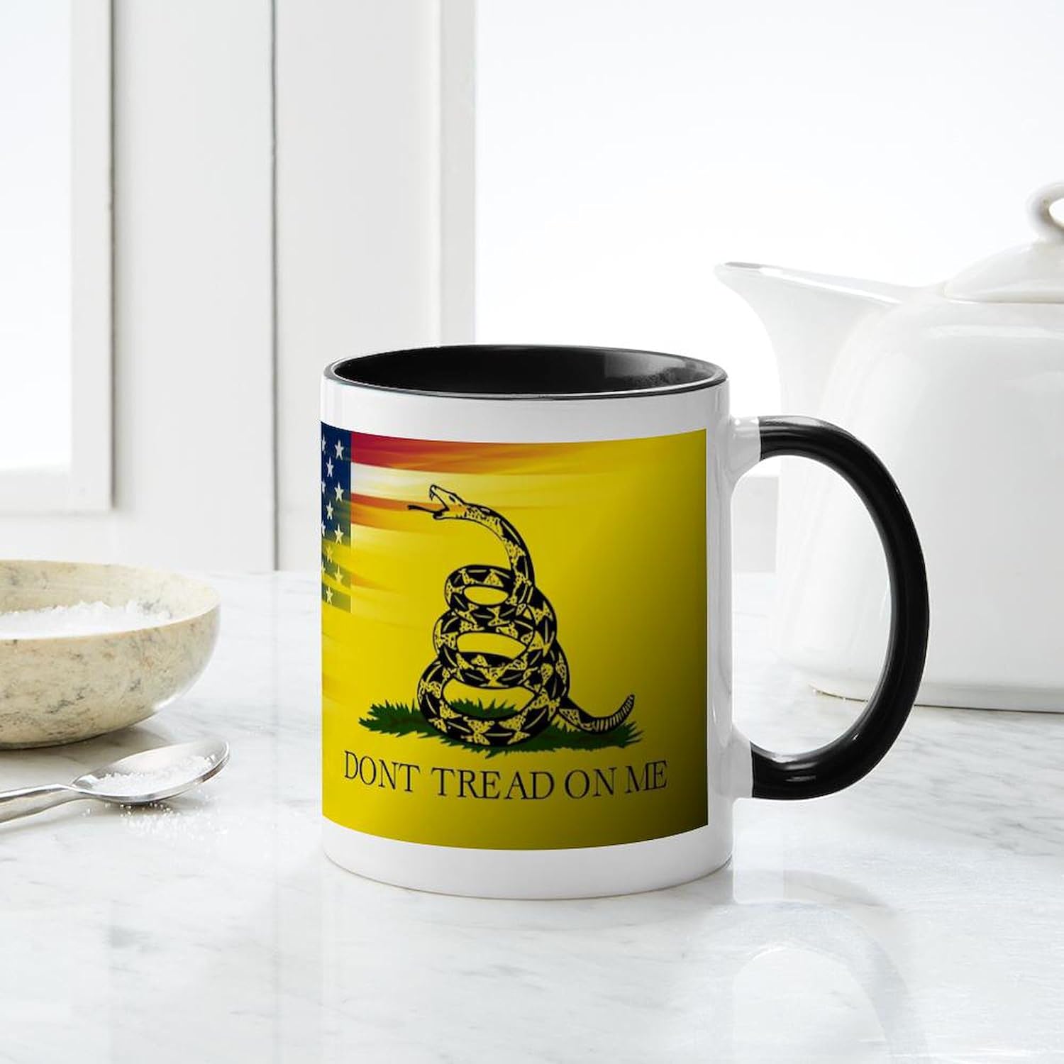 CafePress Taza de café de cerámica con la bandera americana, con texto en inglés “Don’t Tread On Me”, taza de té de 11 onzas