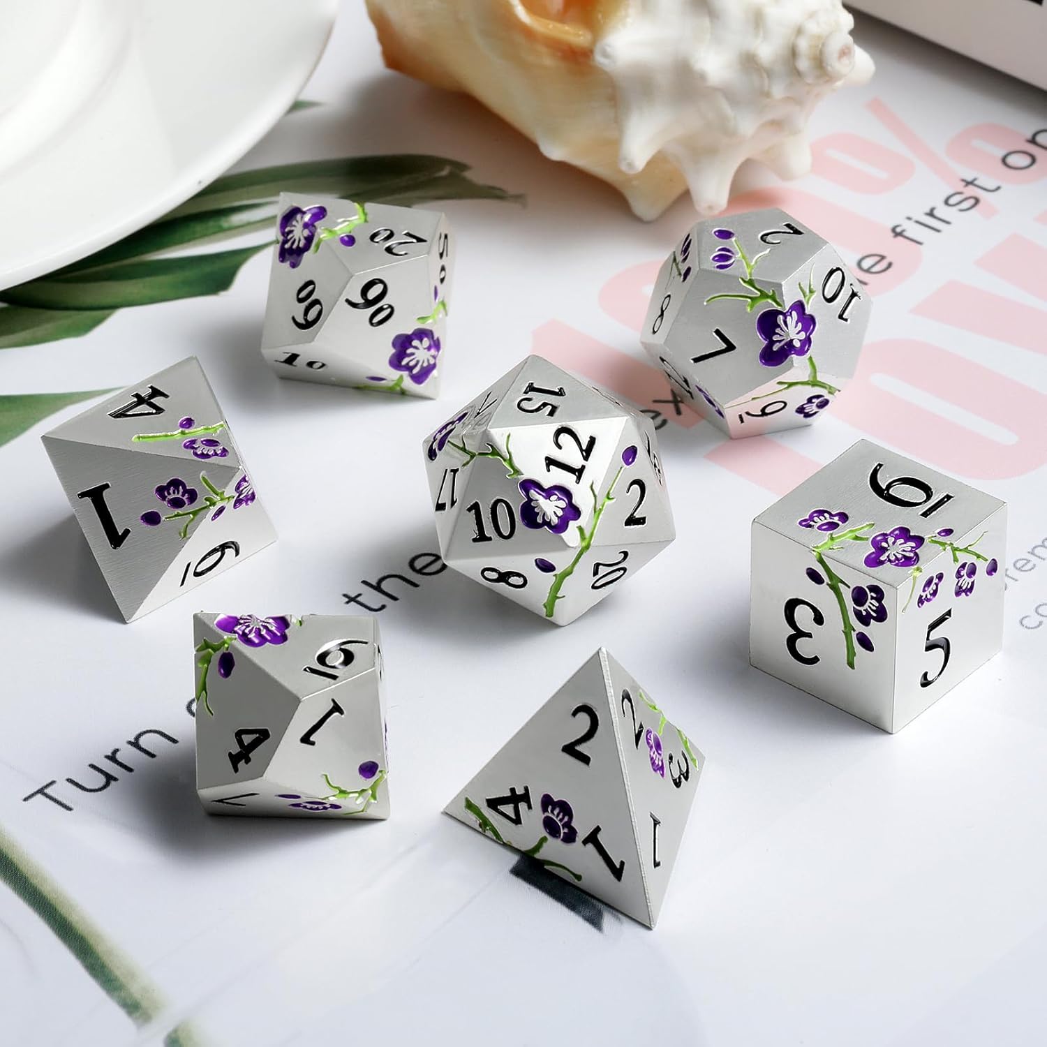 DNDND – Juego de 7 dados metálicos metálicos pesados con estuche de regalo para juego de mesa de Calabozos y Dragones (plata mate con flor morada)
