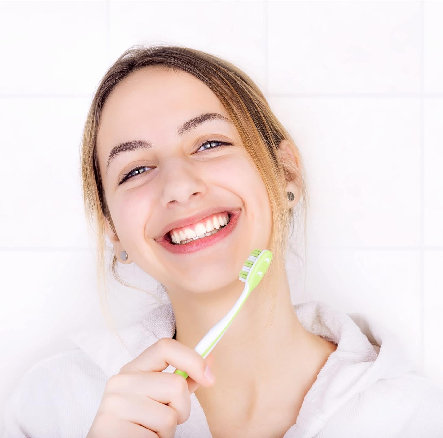 VOCOSTE Soporte para cepillo de dientes montado en la pared, soporte para cepillos de dientes y exprimidor de pasta de dientes, juego de baño para