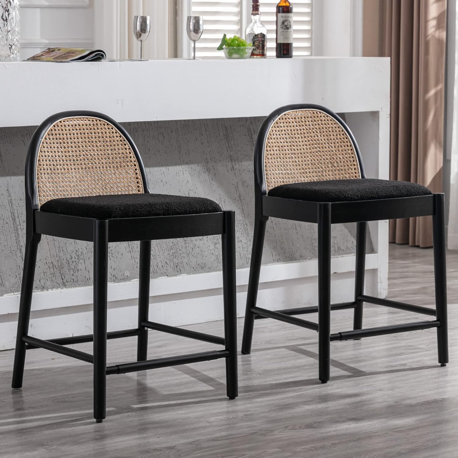 LukeAlon Juego de 2 taburetes de bar modernos de sherpa, de 26 pulgadas de altura de asiento, con patas de madera, caña de ratán natural, sillas de