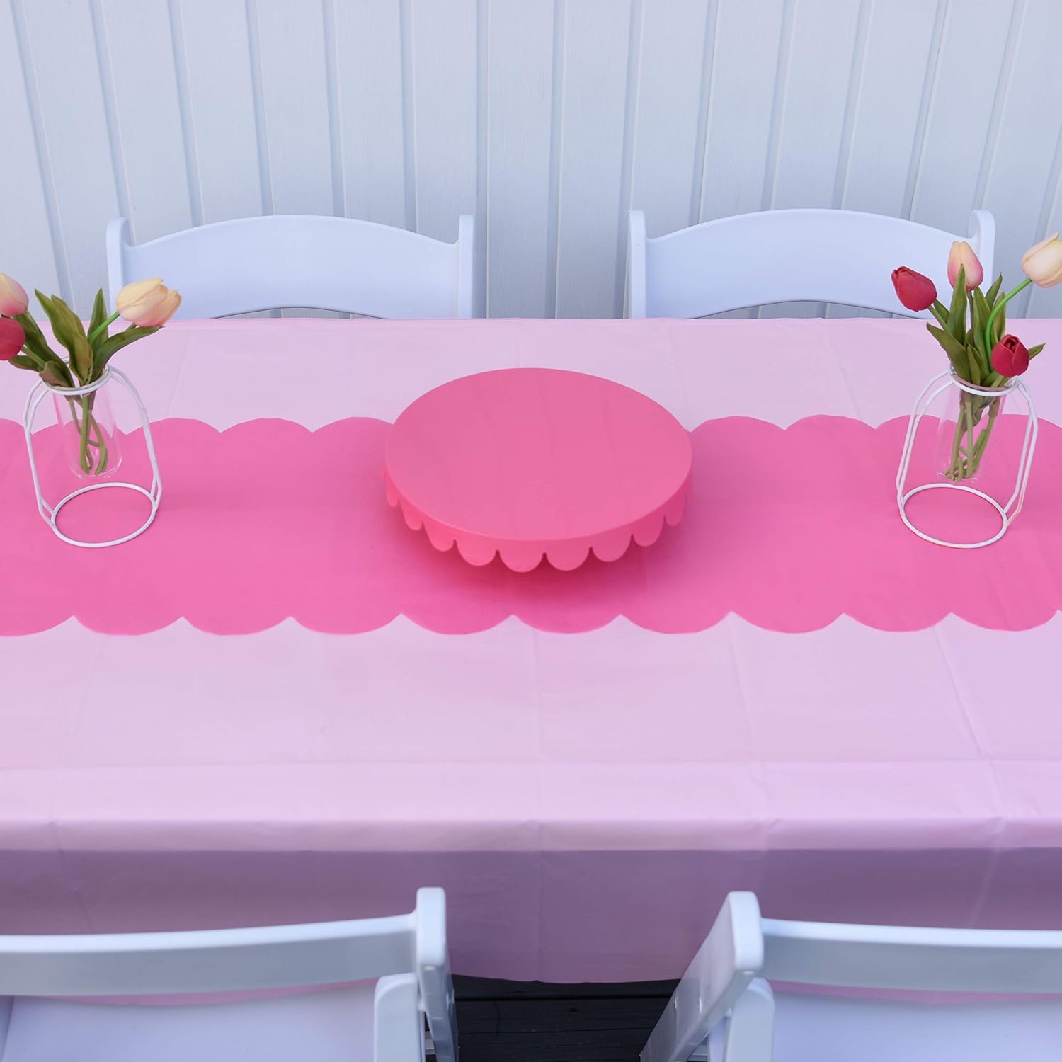 Camino de mesa desechable de plástico rosa claro. Paquete de 5 caminos de mesa de 14 x 108 pulgadas. El camino de mesa festoneado añade un toque de