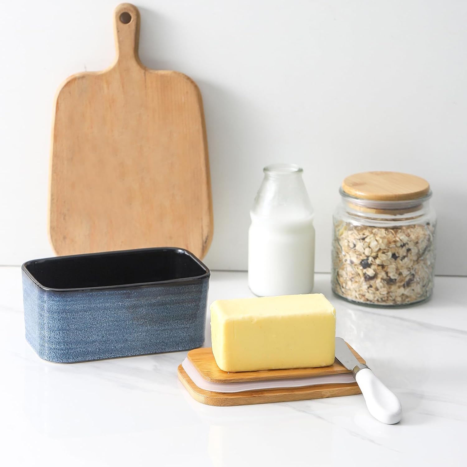 Hasense Mantequera de cerámica con tapa de bambú, recipiente grande para mantequilla y cuchillo, elegante soporte para mantequilla para encimera de
