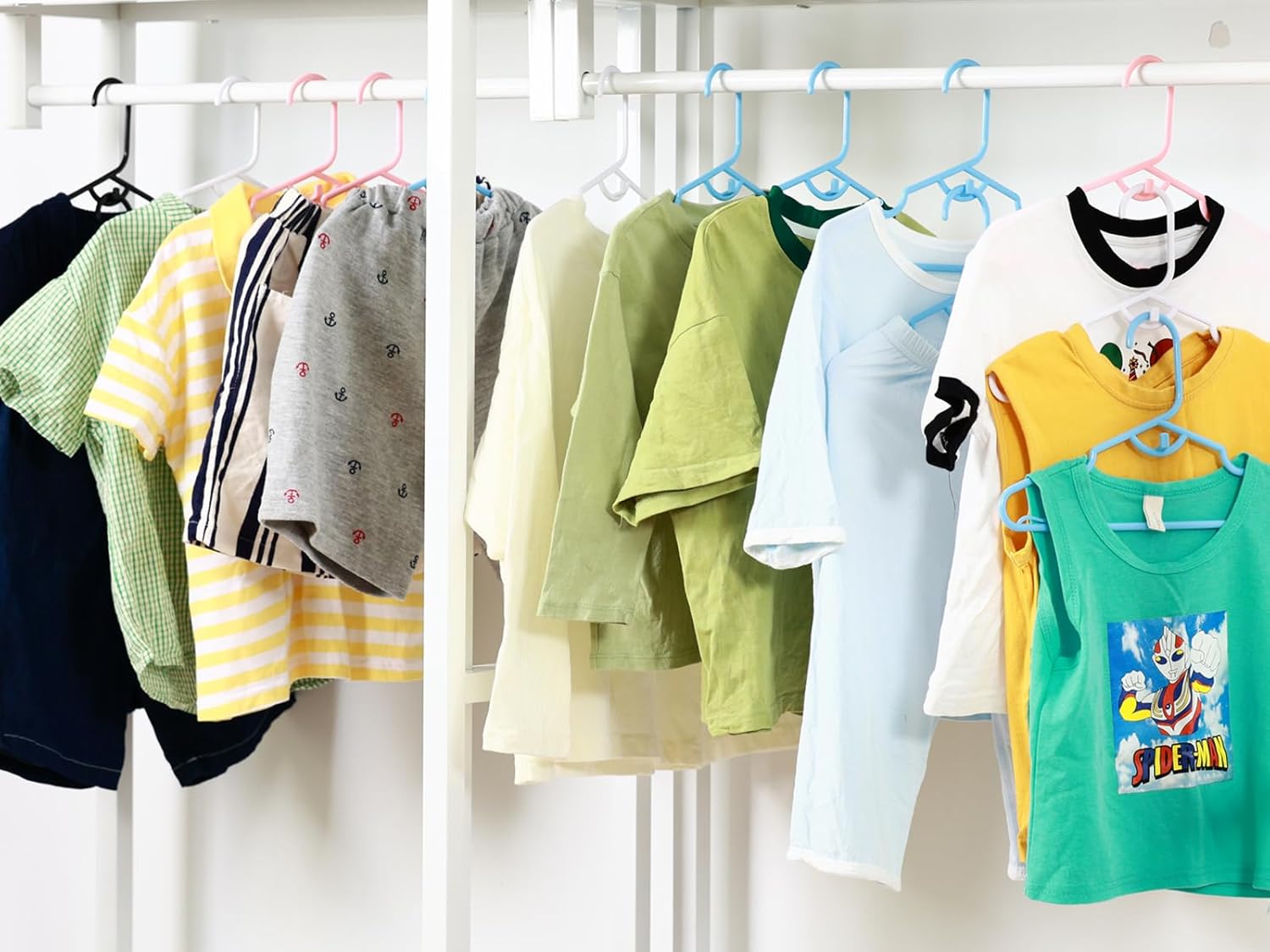 Paquete de 80 perchas de plástico para bebé, perchas para ropa infantil con clips para guardería, perchas que ahorran espacio para organizador de
