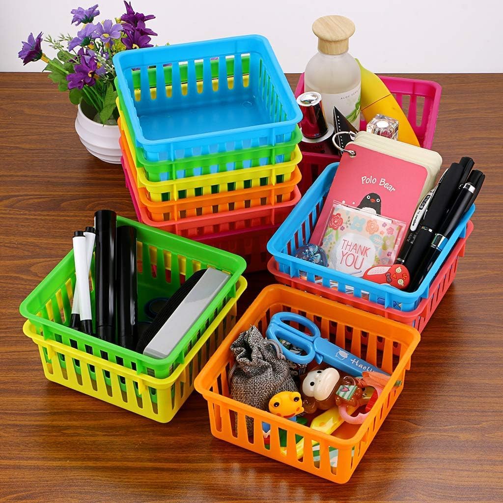 Fulanfudi Paquete de 24 canastas de plástico pequeñas y coloridas para el aula, canastas pequeñas de plástico coloridas para el aula, 24 cestas de