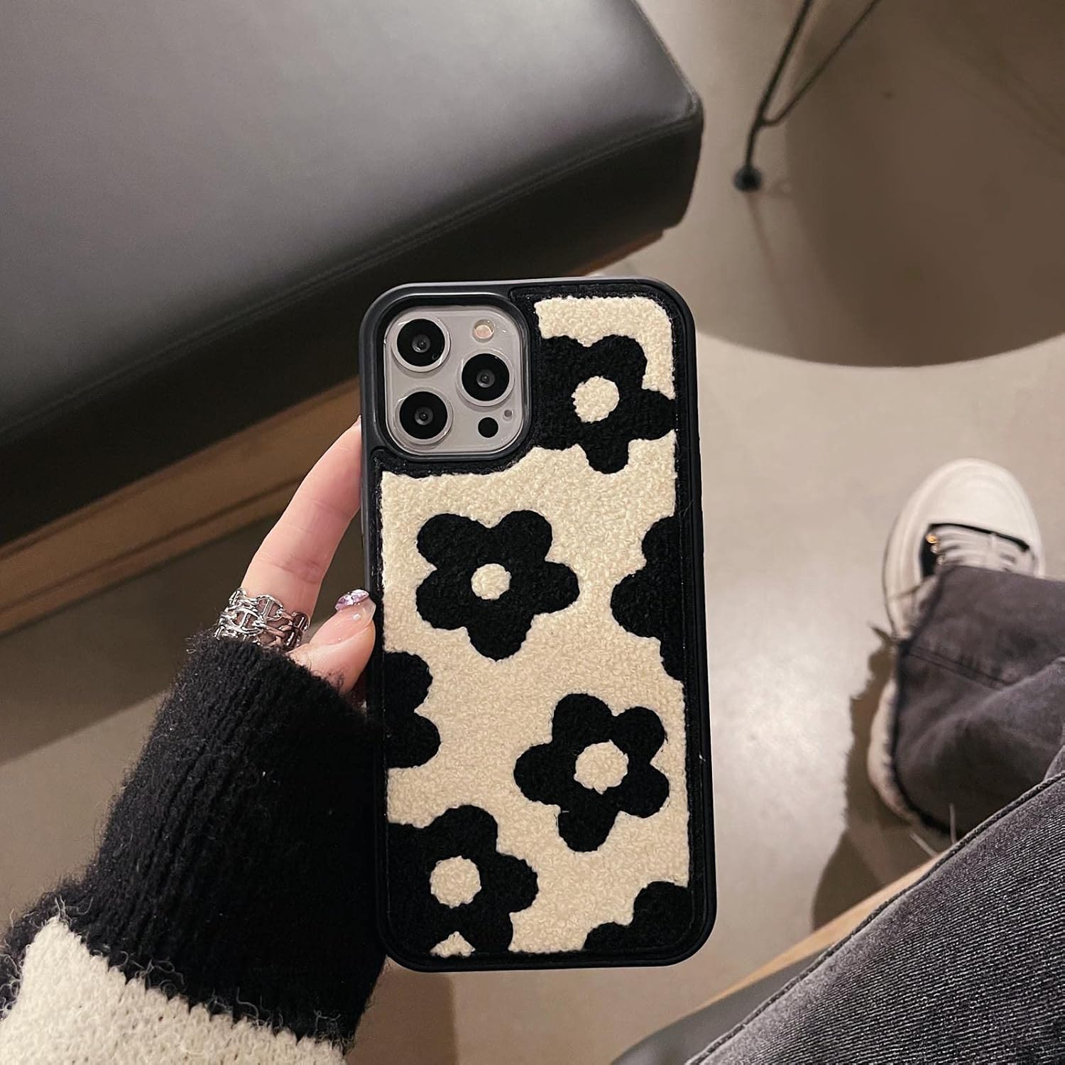 Funda de teléfono retro con flores negras pequeñas, compatible con iPhone 12 Pro Max, bonito diseño femenino, piel cálida, delgada, suave y