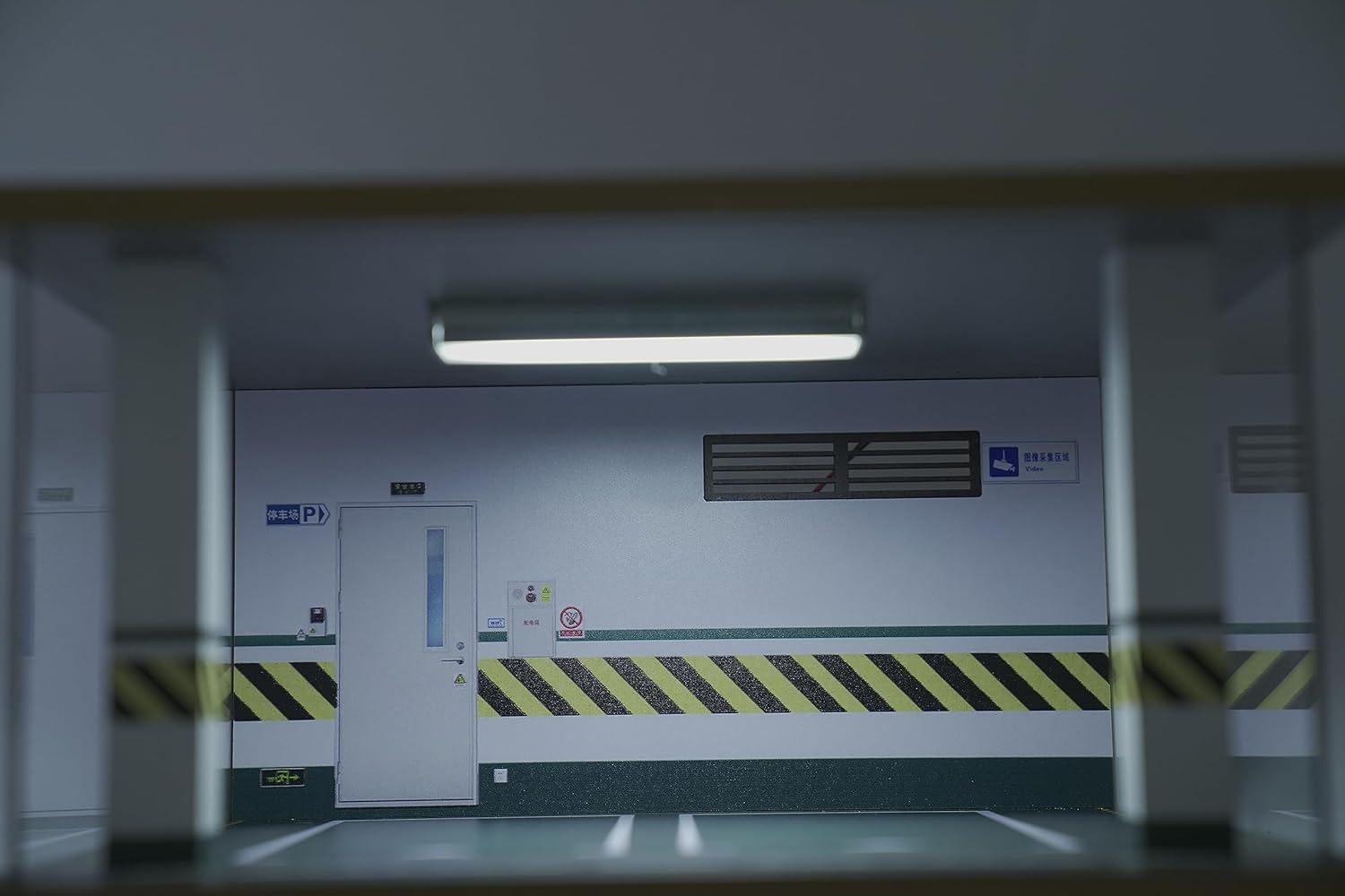 OUKANING Vitrina de garaje para coche a escala 124 con cubierta acrílica transparente e iluminación LED para 2 plazas de estacionamiento, estuche,