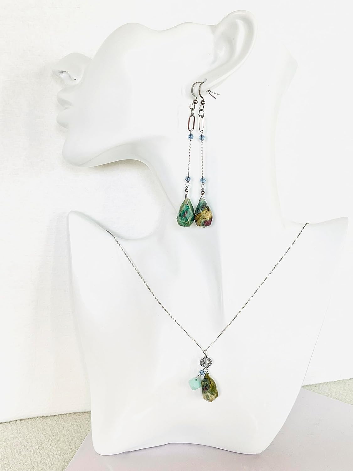 Collar y Aretes en Plata Esterlina con una bella Piedra Ruby en color verde con toque de rosado y un cristal verde claro.