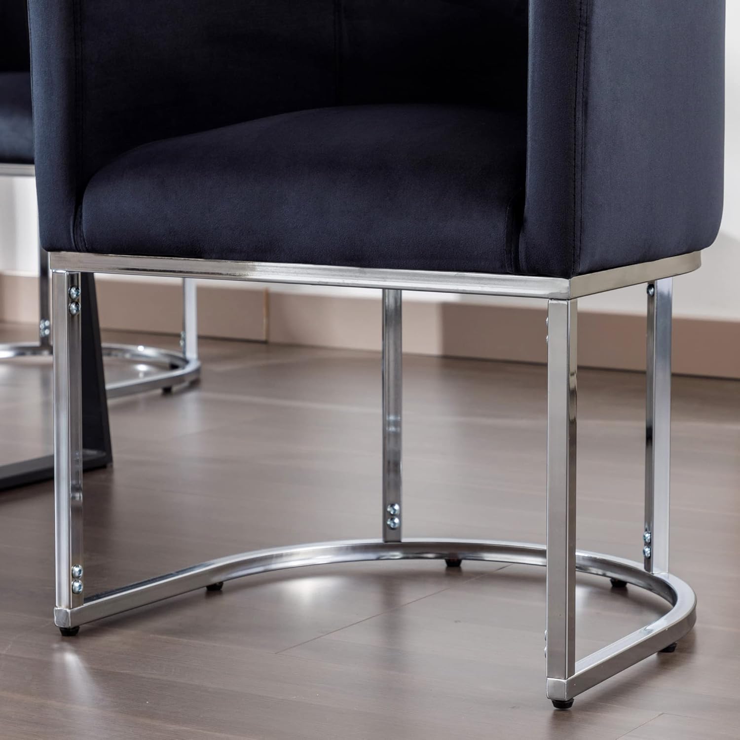 Juego de 2 sillas de comedor tapizadas de terciopelo negro, sillas de comedor modernas de mediados de siglo, sillas de barril con marco de metal