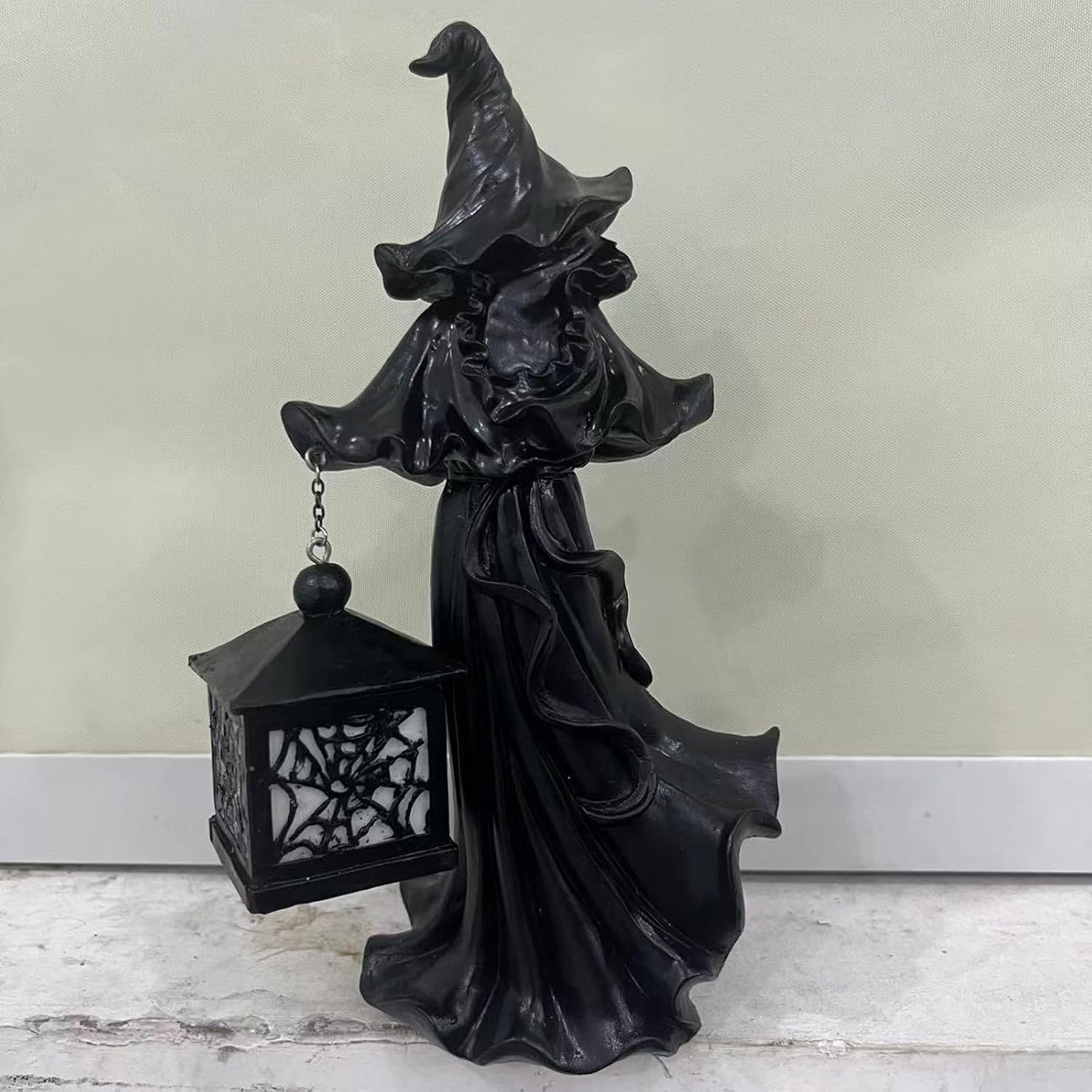 Bruja de Halloween 2023 con decoración de linterna LED, elegante figura de bruja de resina negra, mensajero del infierno aterrador con linterna,