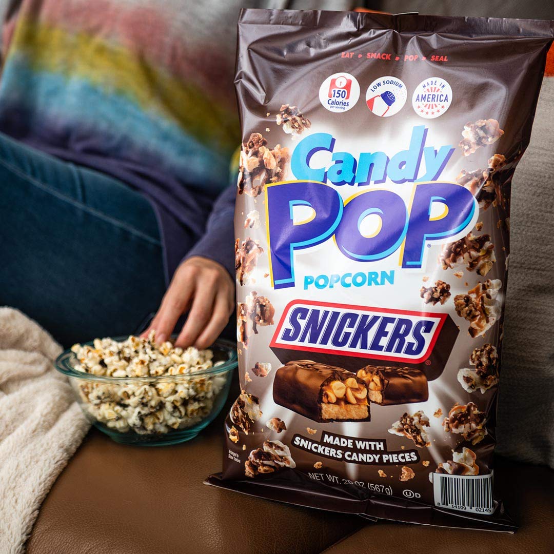 CANDY POP Snickers – Palomitas de maíz recubiertas de caramelo (bolsas de 5.25 onzas) hechas con piezas de caramelo de Snickers reales, paquete de 12