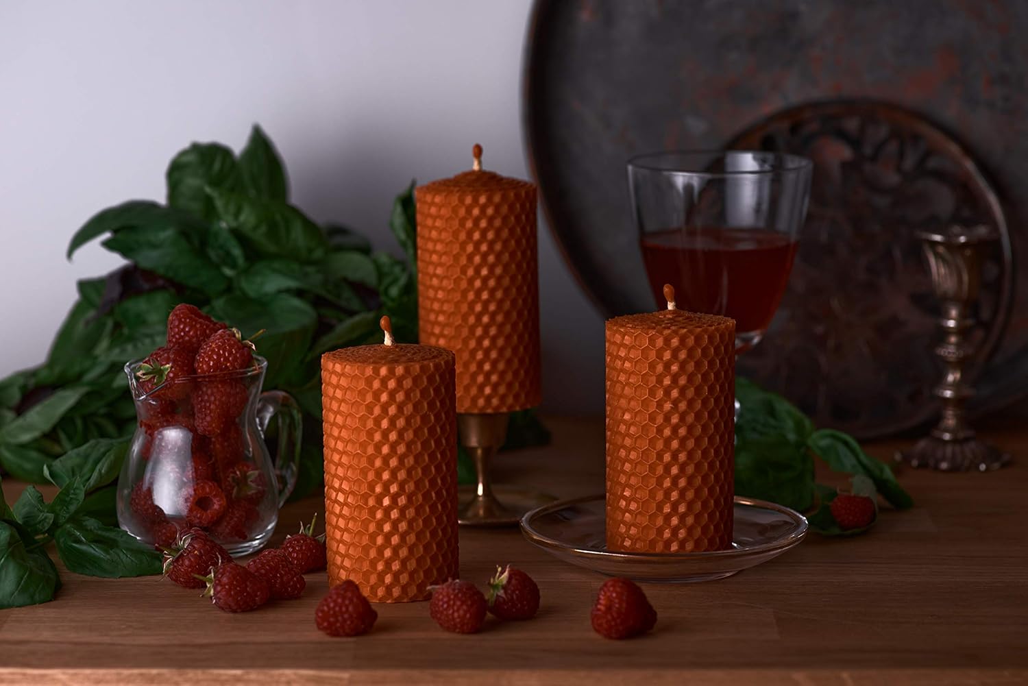 Juego de velas de cera de abeja naranja. 3 velas de pilar de cera de abeja de colores con aroma a miel natural y dije de panal hecho a mano para