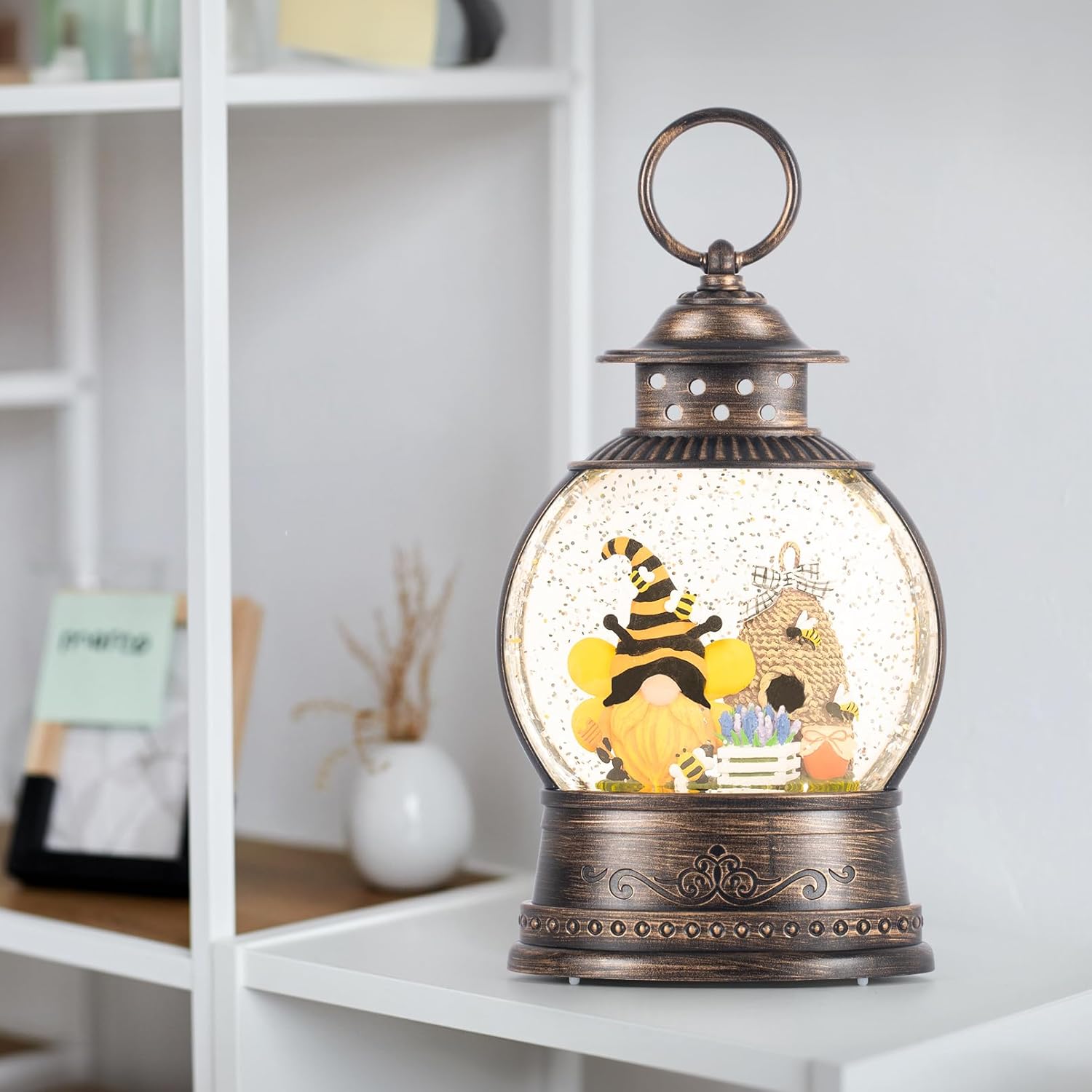 Gnomos de primavera, globo de nieve, gnomo de abeja de miel, decoración del Día Mundial de las Abejas, Temporizador de 6 horas, funciona con