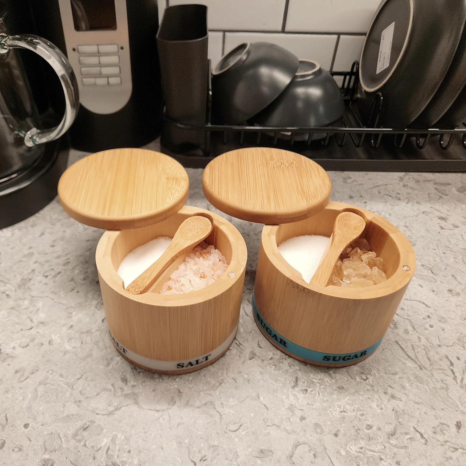 Juego de 2 recipientes de sal y azúcar con tapa y cuchara para especias para bodega, tapa giratoria magnética, soporte para caja de sal de cocina,