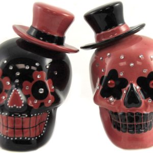 Pacific Giftware Day of Dead Sugar Black & Red Skulls – Juego de salero y pimentero con diamantes de imitación Pacific Giftware Day of Dead Sugar Black & Red Skulls – Juego de salero y pimentero con diamantes de imitación