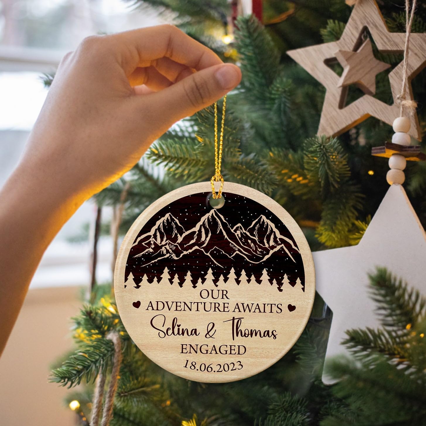 Adorno de cerámica con texto en inglés “Our Adventure Awaits Engaged”, adorno personalizado para la primera Navidad 2023, recuerdo de pareja de