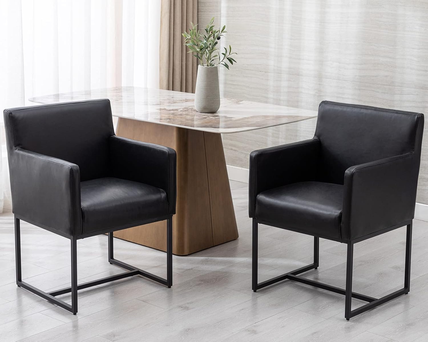 Juego de 2 sillas de comedor tapizadas modernas de mediados de siglo con brazos, sillas decorativas de piel sintética con marco de metal con acabado