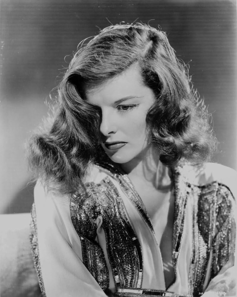 Posterazzi Katharine Hepburn Posada en blanco y negro foto impresión (8 x 10)