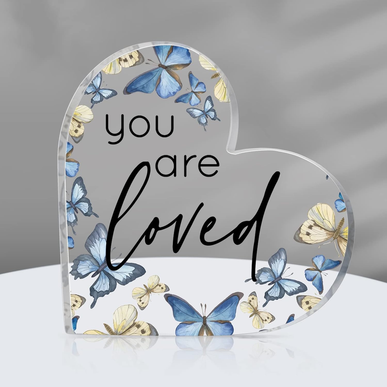 Yulejo Regalo de San Valentín con texto en inglés “You Are Loved”, decoración de acrílico en forma de corazón con mariposas rústicas, mesa de
