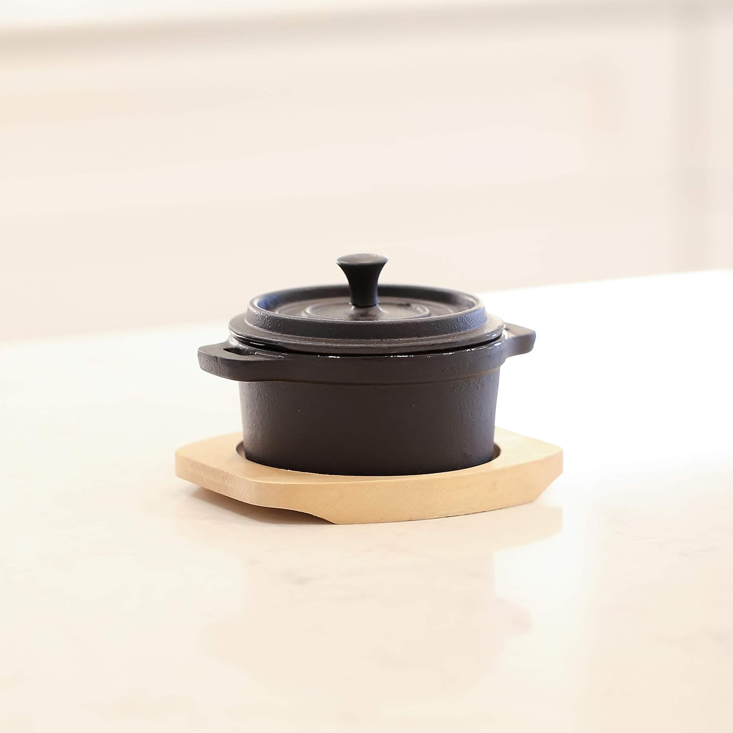 Frieling Mini horno holandés de hierro fundido con interior esmaltado y salvamanteles de madera, 1 taza, negro