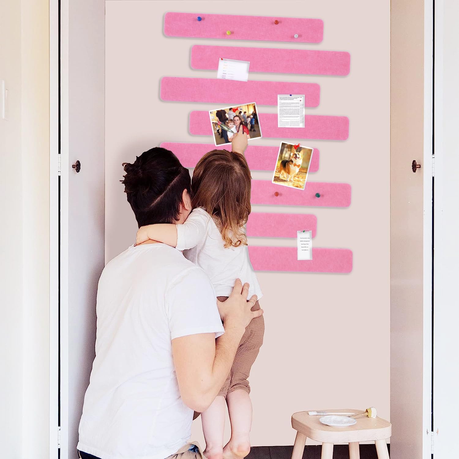 Vuzvuv 8 tiras de barra de corcho rosa con 50 alfileres y notas adhesivas, tiras autoadhesivas para tablón de anuncios que no dañan la pared,