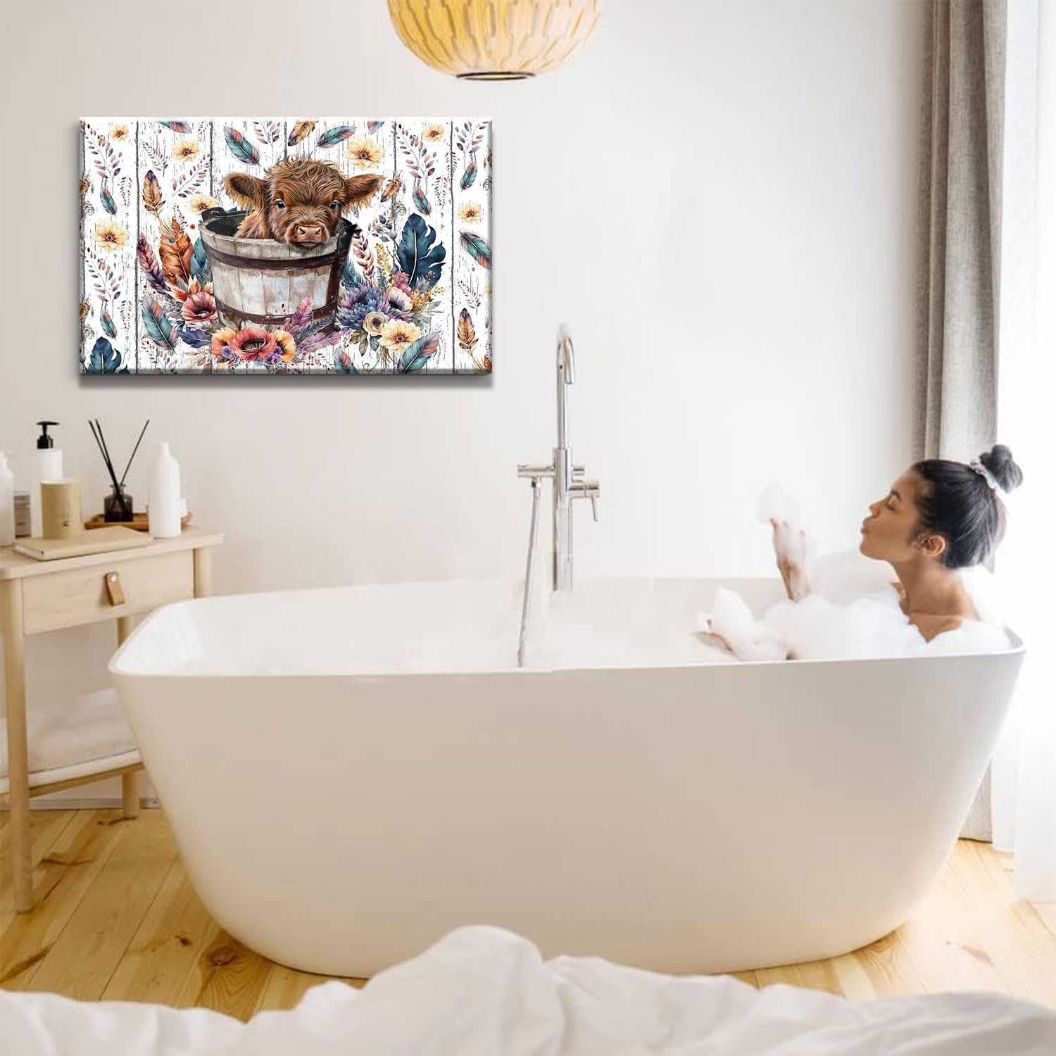 Bonito lienzo de vaca de las tierras altas en lienzo, arte de pared rústico para baño, decoración de pared de baño con plumas coloridas, póster