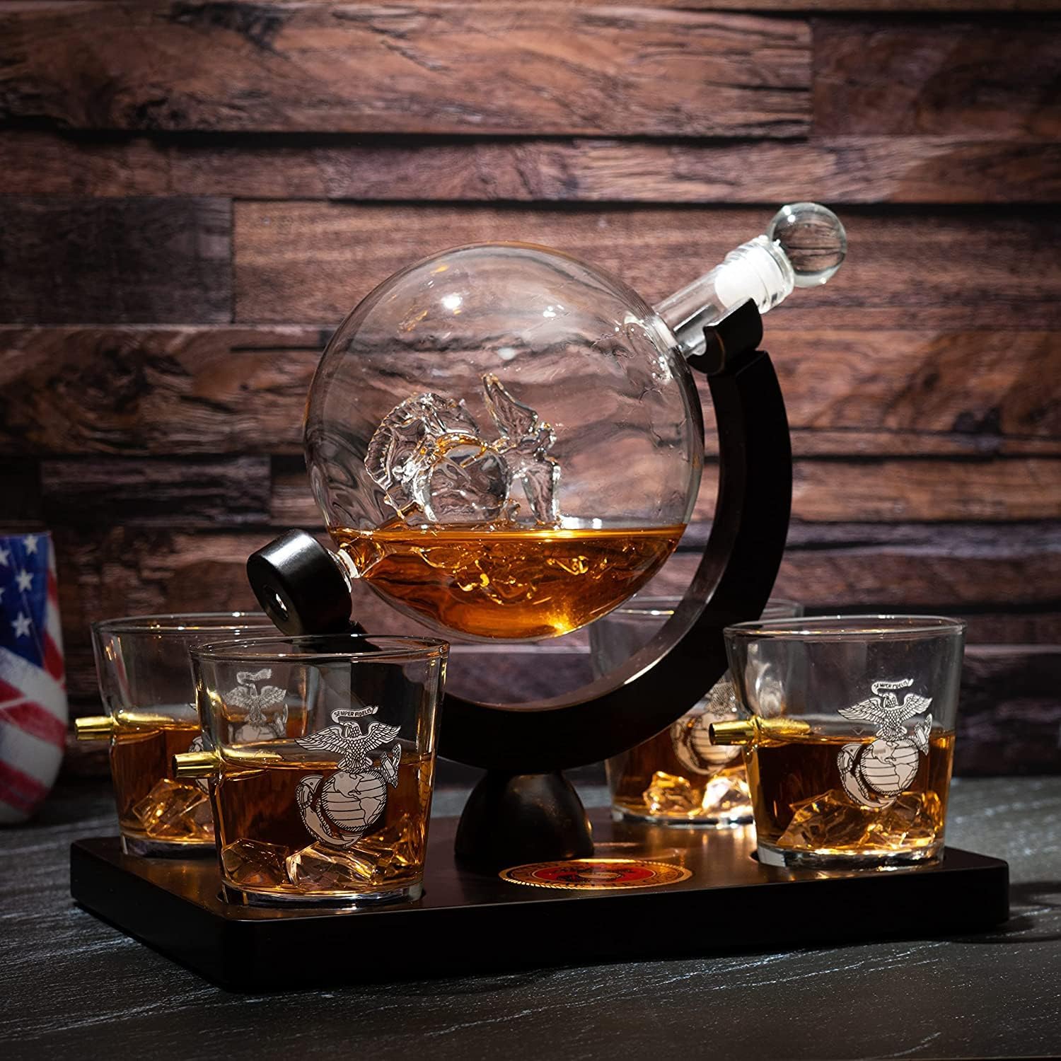 U.S. Marine Globe – Juego de decantador de whisky con 4 vasos de licor, juego de regalo para veteranos marinos con base de madera de caoba y