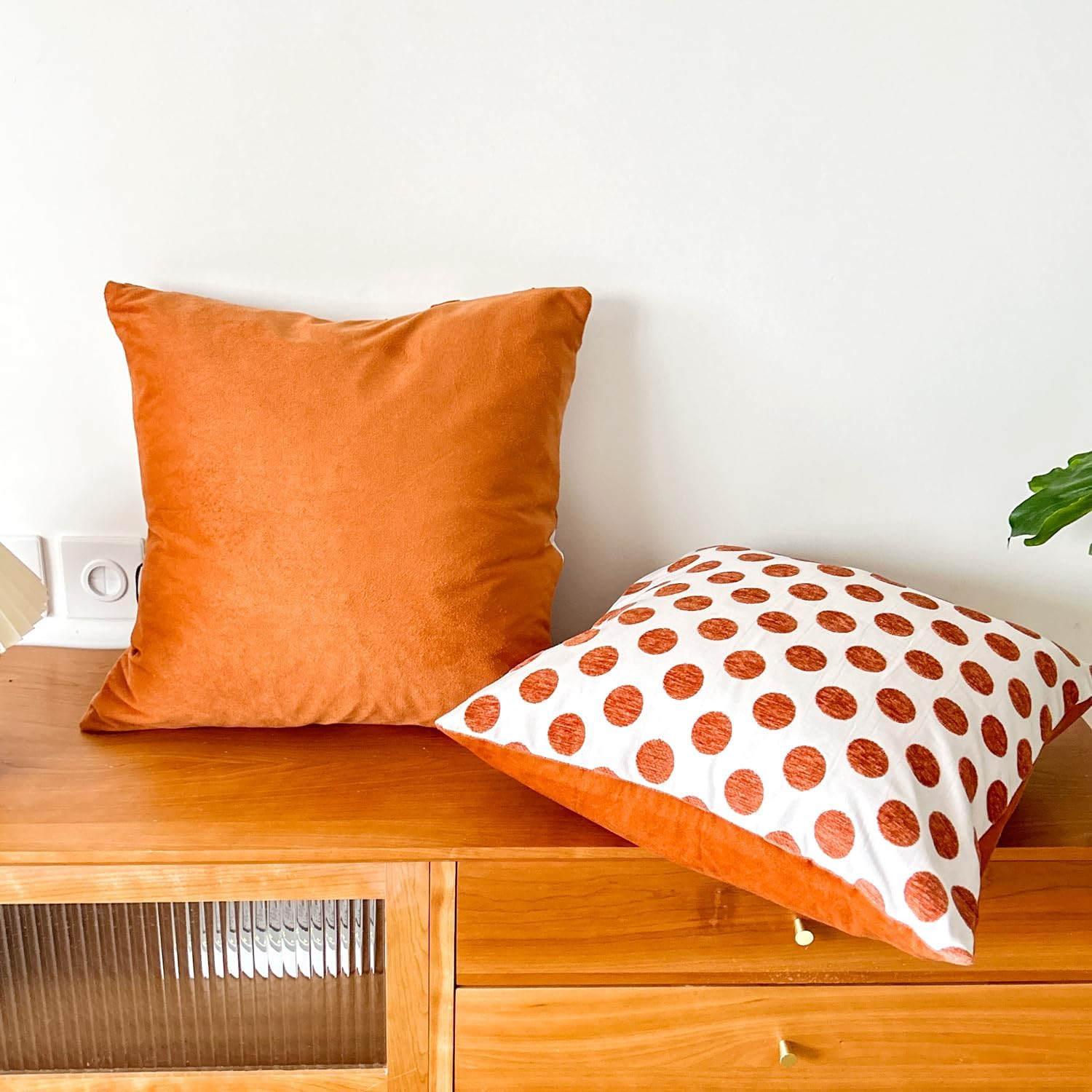 HOPLEE Funda de almohada naranja de 18 x 18 pulgadas, fundas de cojín decorativas con diseño de lunares y naranja liso, 18 x 18 pulgadas, paquete de