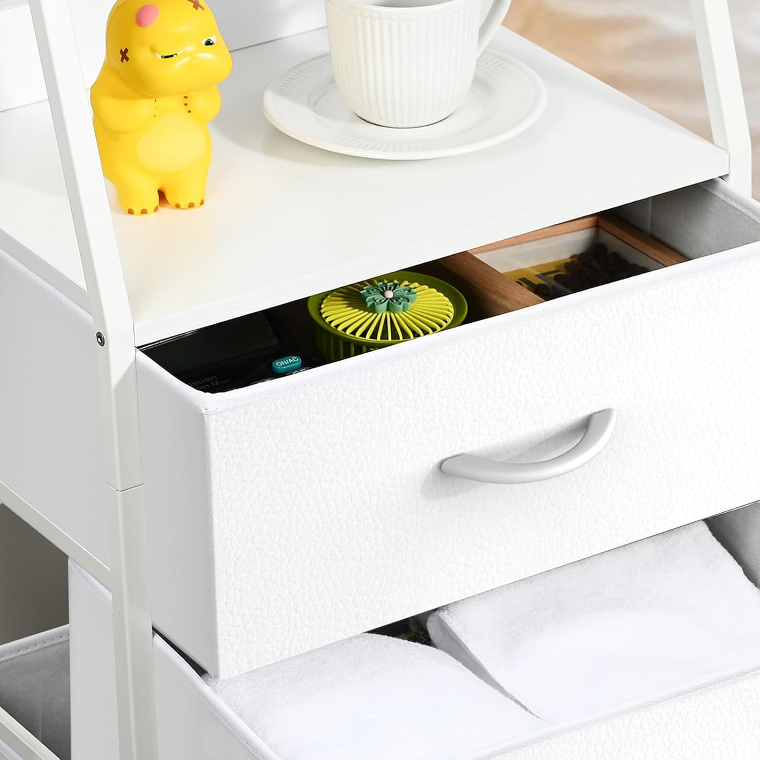 Cómoda con 4 cajones, torre de almacenamiento de tela para dormitorio, cajones de almacenamiento de ropa blanca, organizador vertical de armario