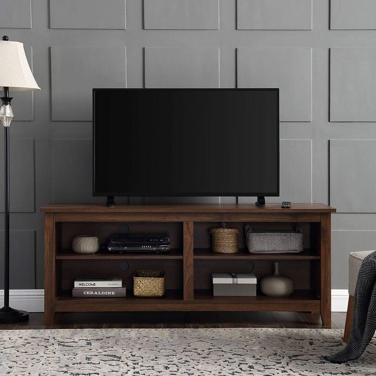 Soporte Walker Edison Wren Classic para TV de hasta 65 pulgadas, 58 pulgadas con 4 compartimientos, color nogal oscuro.