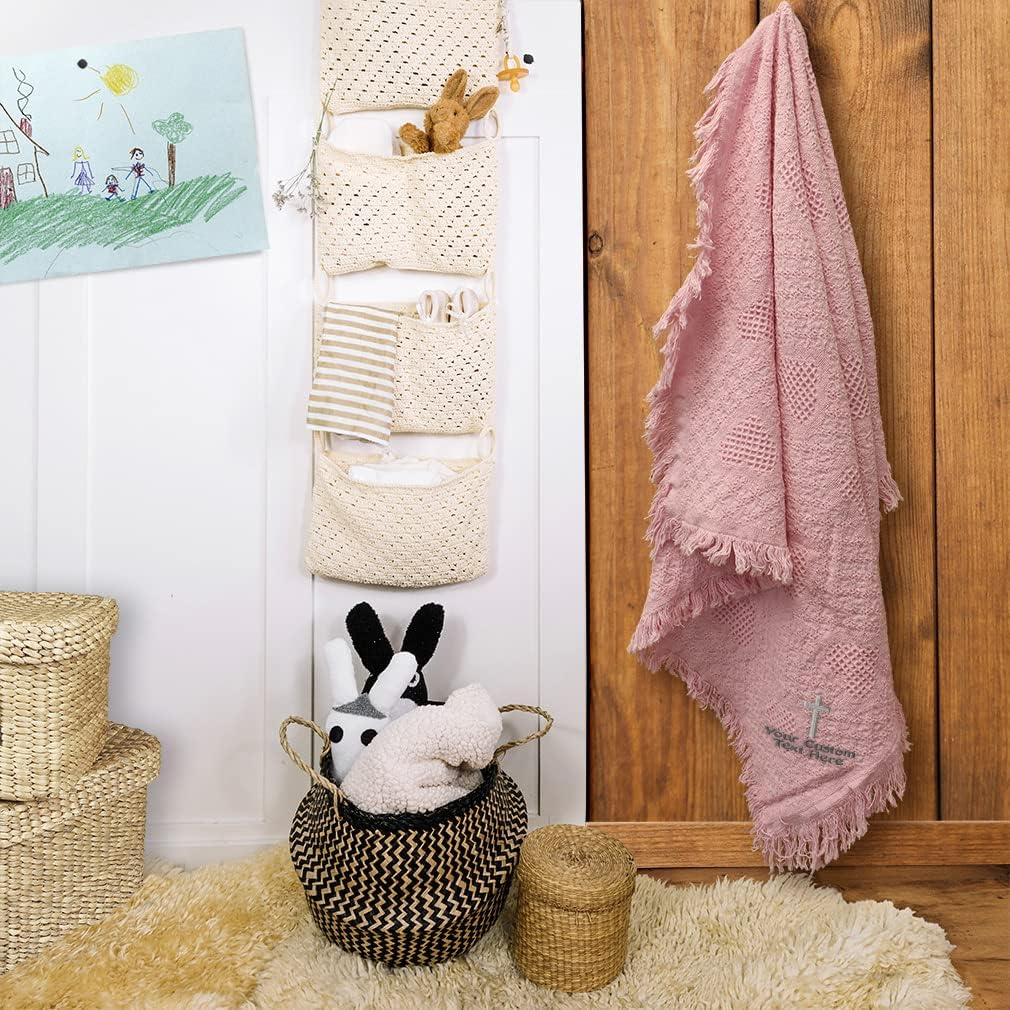 Mantas de bebé bordadas personalizadas para niños y niñas Cruz plata, Texto y nombre personalizados en blanco aquí