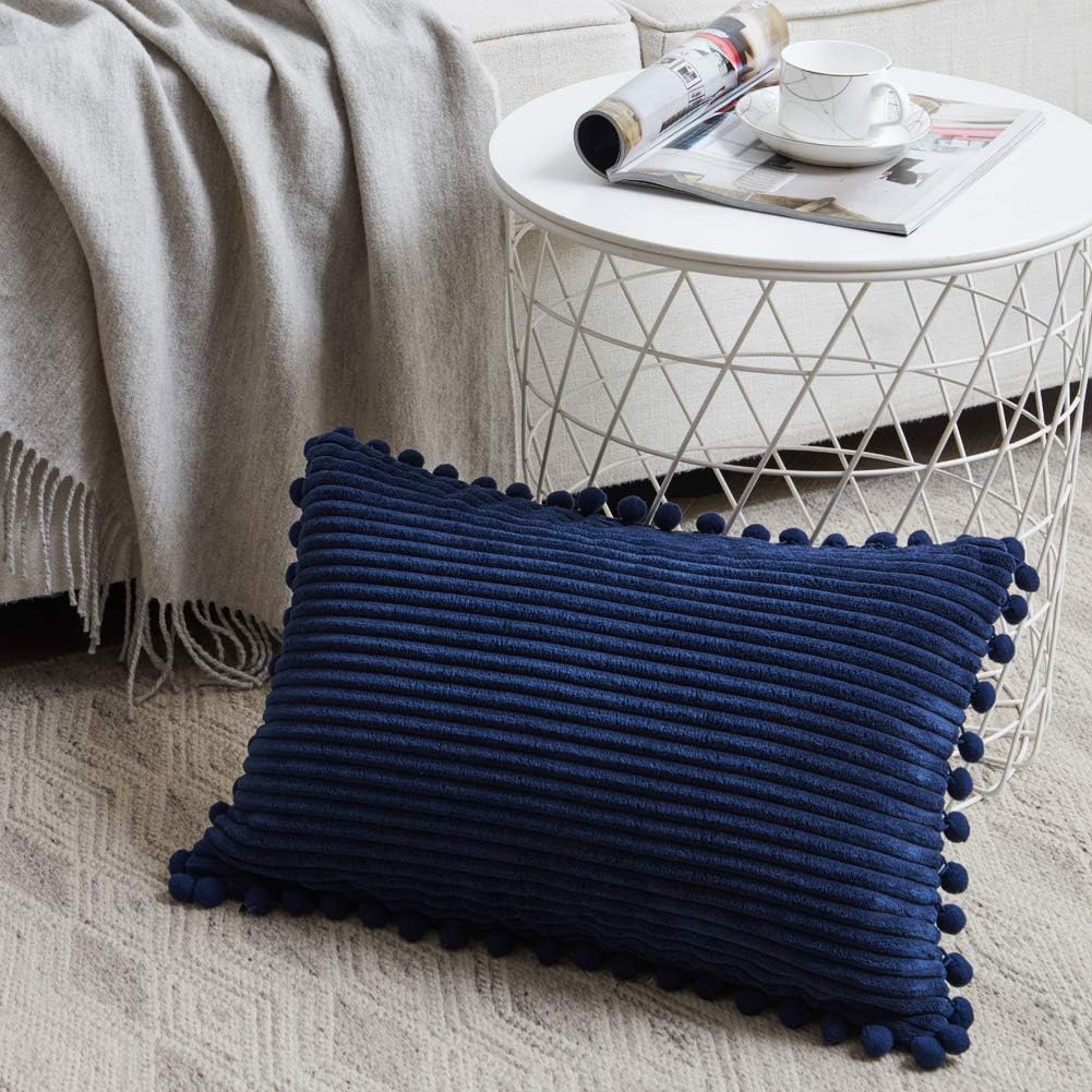 Fancy Homi – Paquete de 2 fundas de cojines, de pana suave y decorativas, con pompones, cuadradas, de color liso, fundas de cojines para sofá,