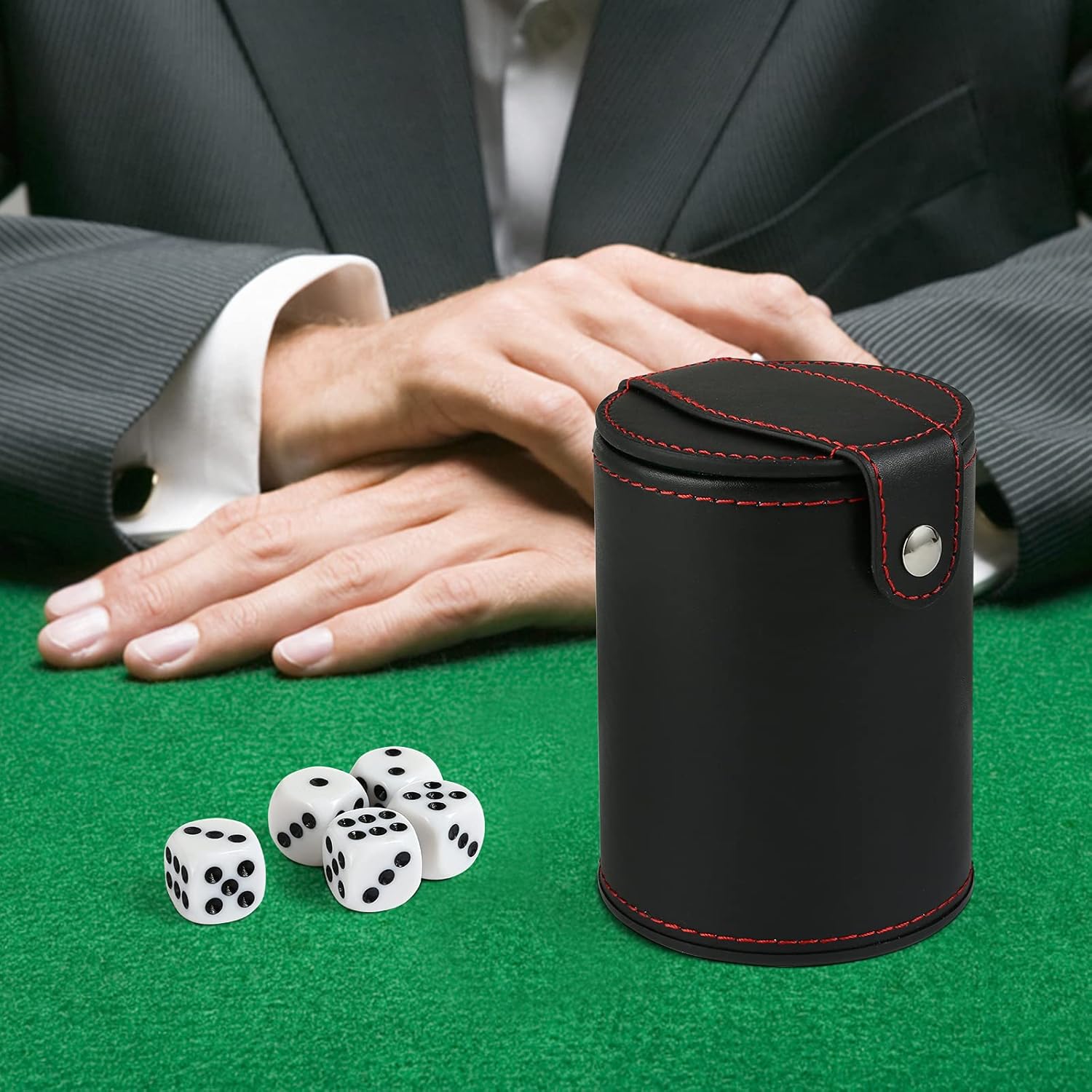 GWHOLE Juego de dados de cuero con compartimento de almacenamiento, coctelera de forro de fieltro con 5 dados de puntos para juegos de Farkle