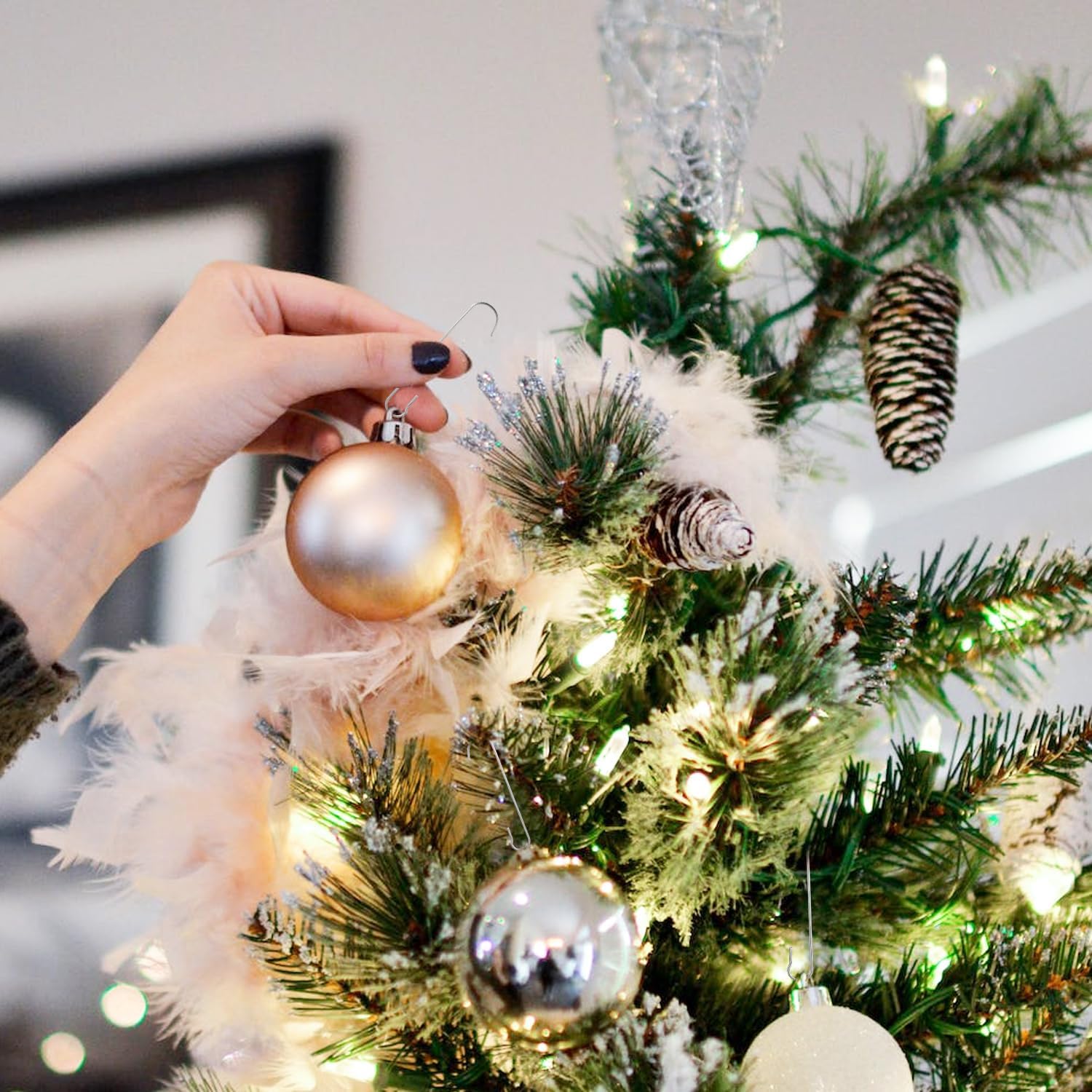 200 ganchos para adornos de Navidad, 2.4 x 0.5 pulgadas, ganchos para adornos de árbol de Navidad en forma de C con caja de almacenamiento, ganchos