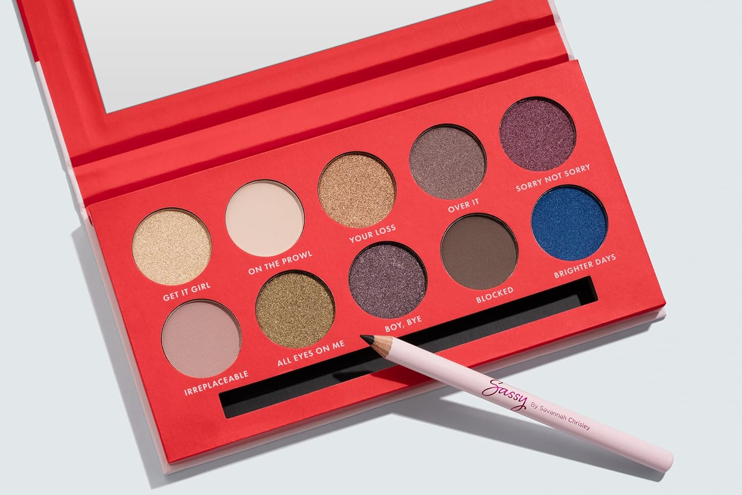 Sassy by Savannah Chrisley Bounce Back Queen Palette – Sombras de ojos pigmentadas mate y brillantes, viene con delineador de ojos negro, crea un