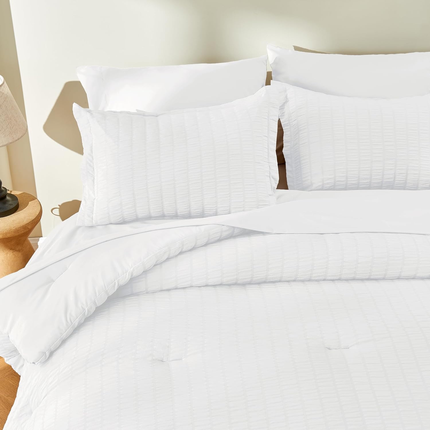 JOLLYVOGUE Juego de edredón de sirsaca blanco tamaño King, cama de 7 piezas en una bolsa, edredón de lujo suave para todas las estaciones, juego de