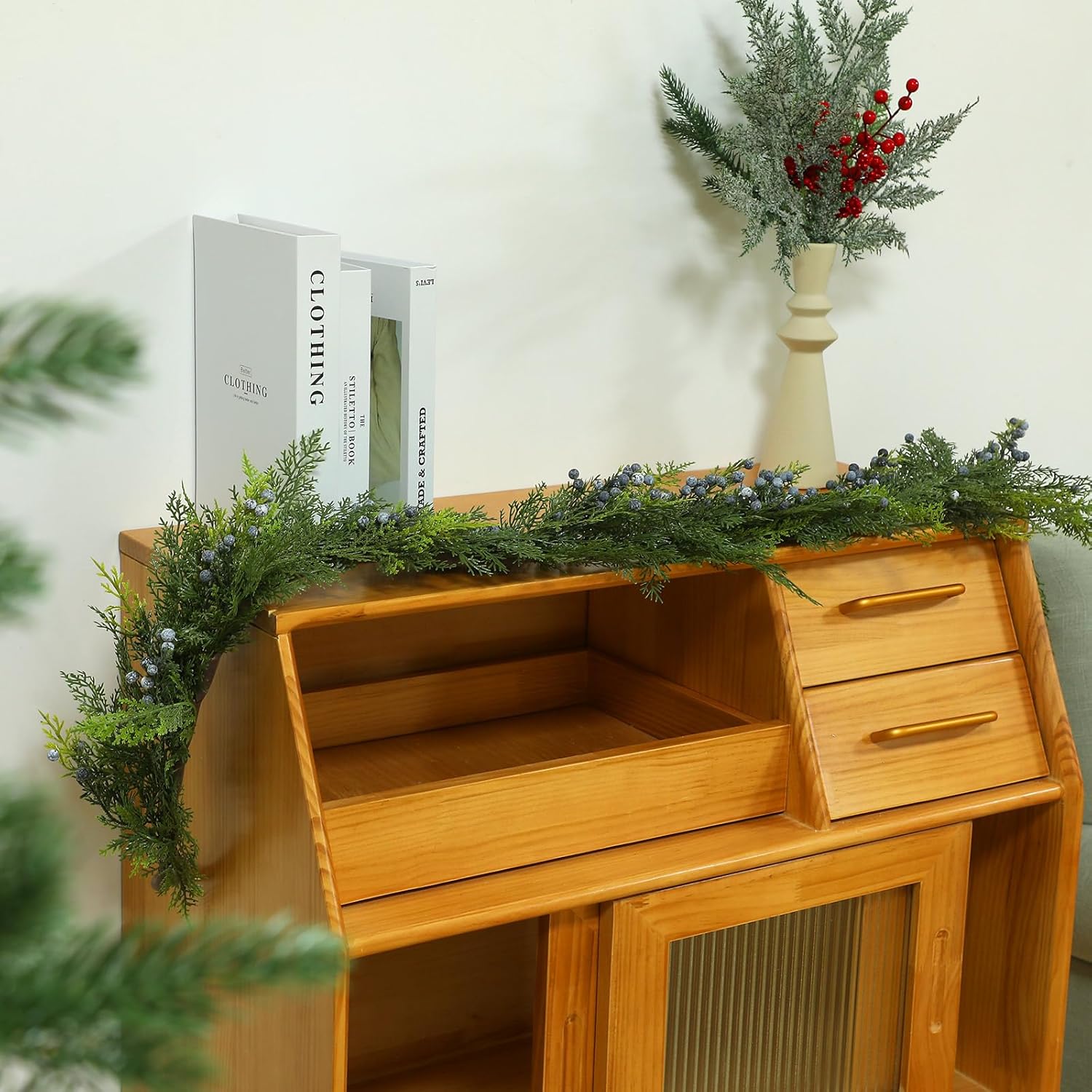 Jutom Guirnalda de vinilo navideño de enebro y bayas artificiales de enebro con bayas, guirnalda de enebro realista resistente a la intemperie, para