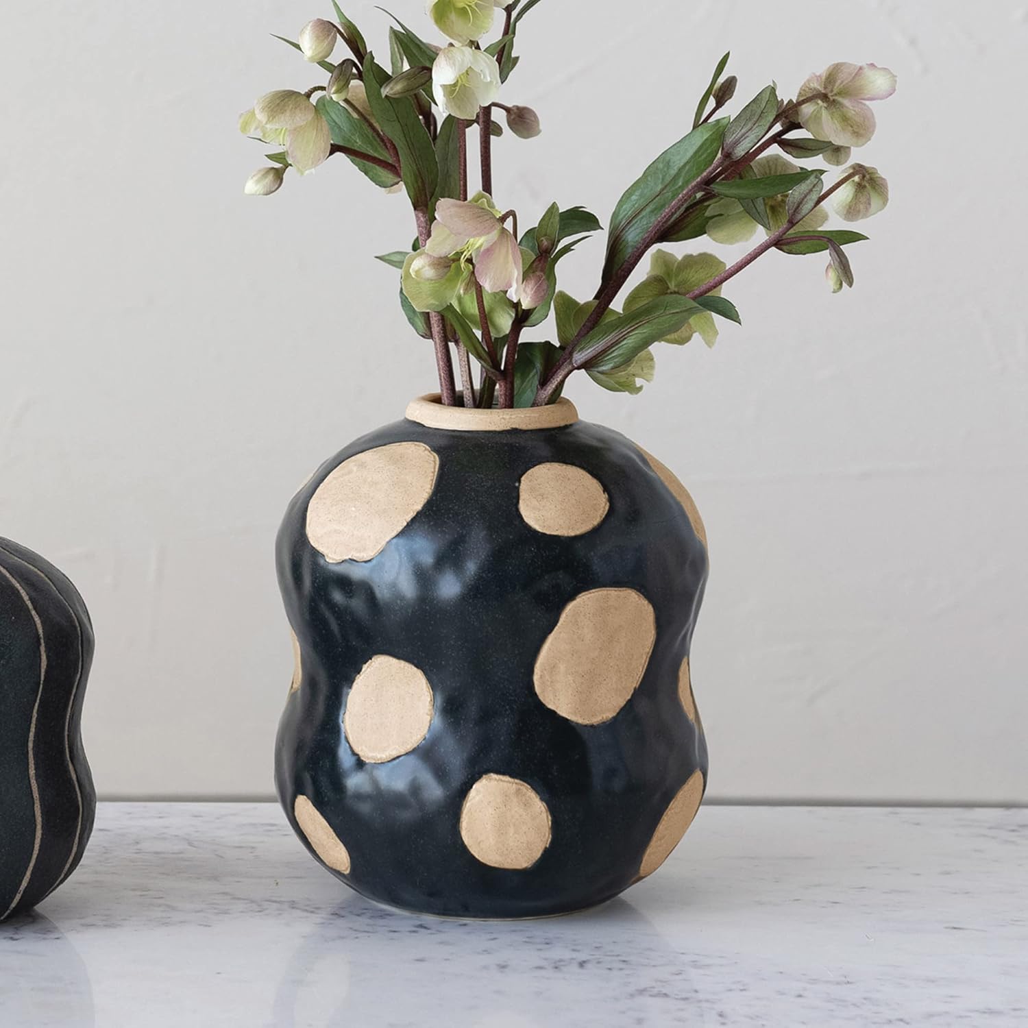 Creative Co-Op Florero de cerámica con puntos de alivio de cera, negro y crema, 7 pulgadas de largo x 7 pulgadas de ancho x 8 pulgadas de alto