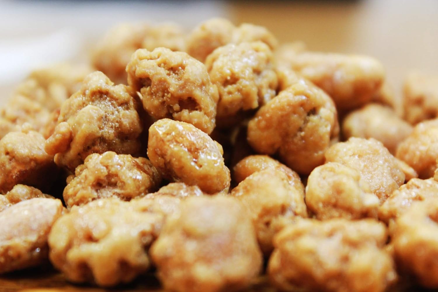 It’s Delish – Cacahuetes cubiertos de caramelo con sabor a canela, 3 libras de nueces a granel  Snacks de maní crujientes y dulces recubiertos de