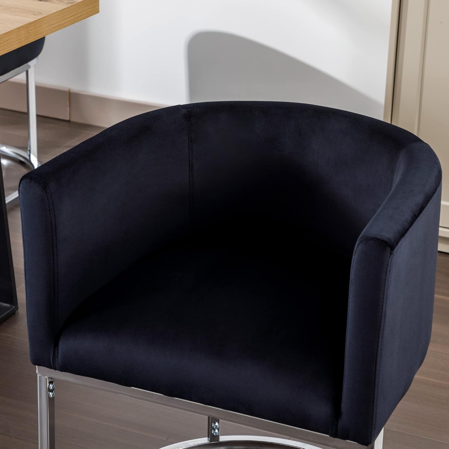 Juego de 2 sillas de comedor tapizadas de terciopelo negro, sillas de comedor modernas de mediados de siglo, sillas de barril con marco de metal