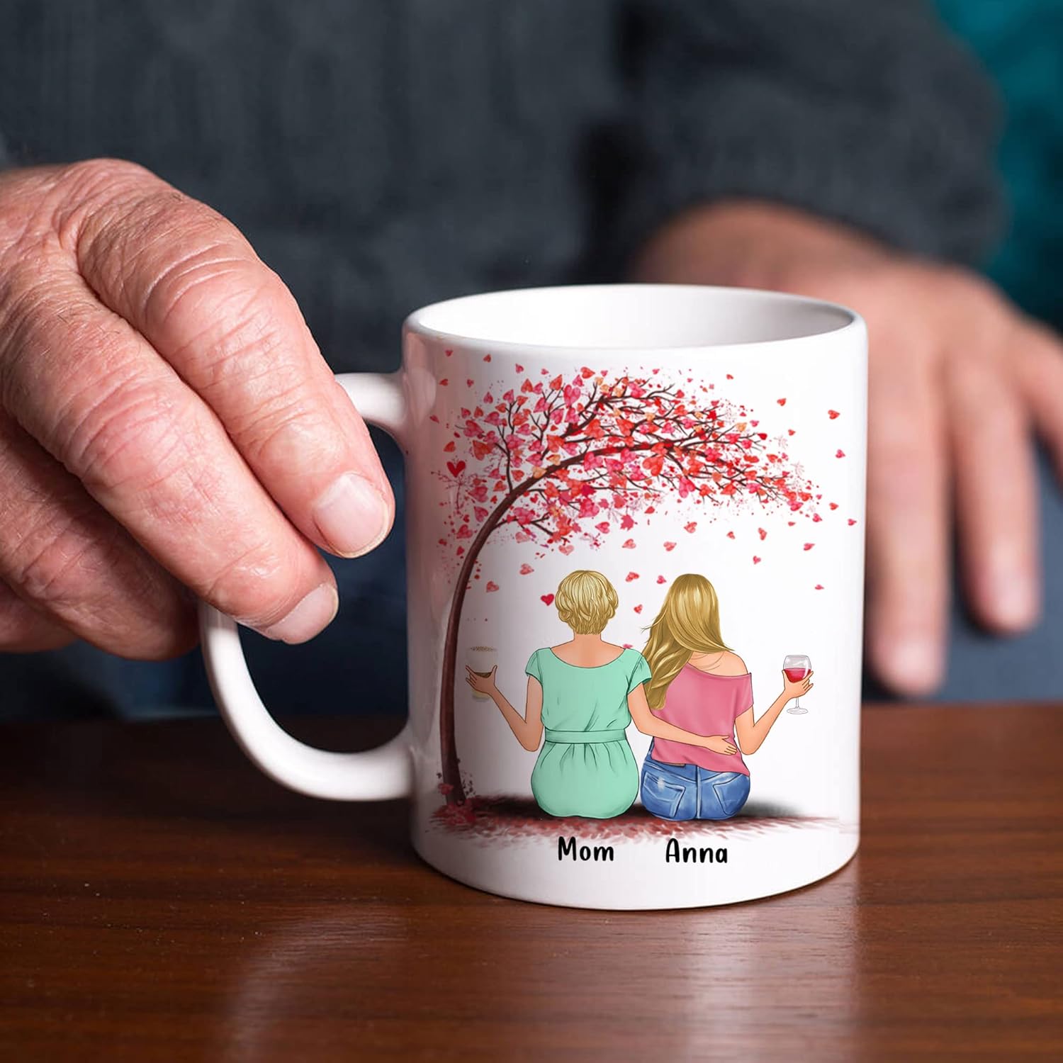 Taza de café personalizada con Avatares, nombres (madre e hija) con texto en inglés “Happy Mother’s Day The Love Between A Mother And Daughter Is