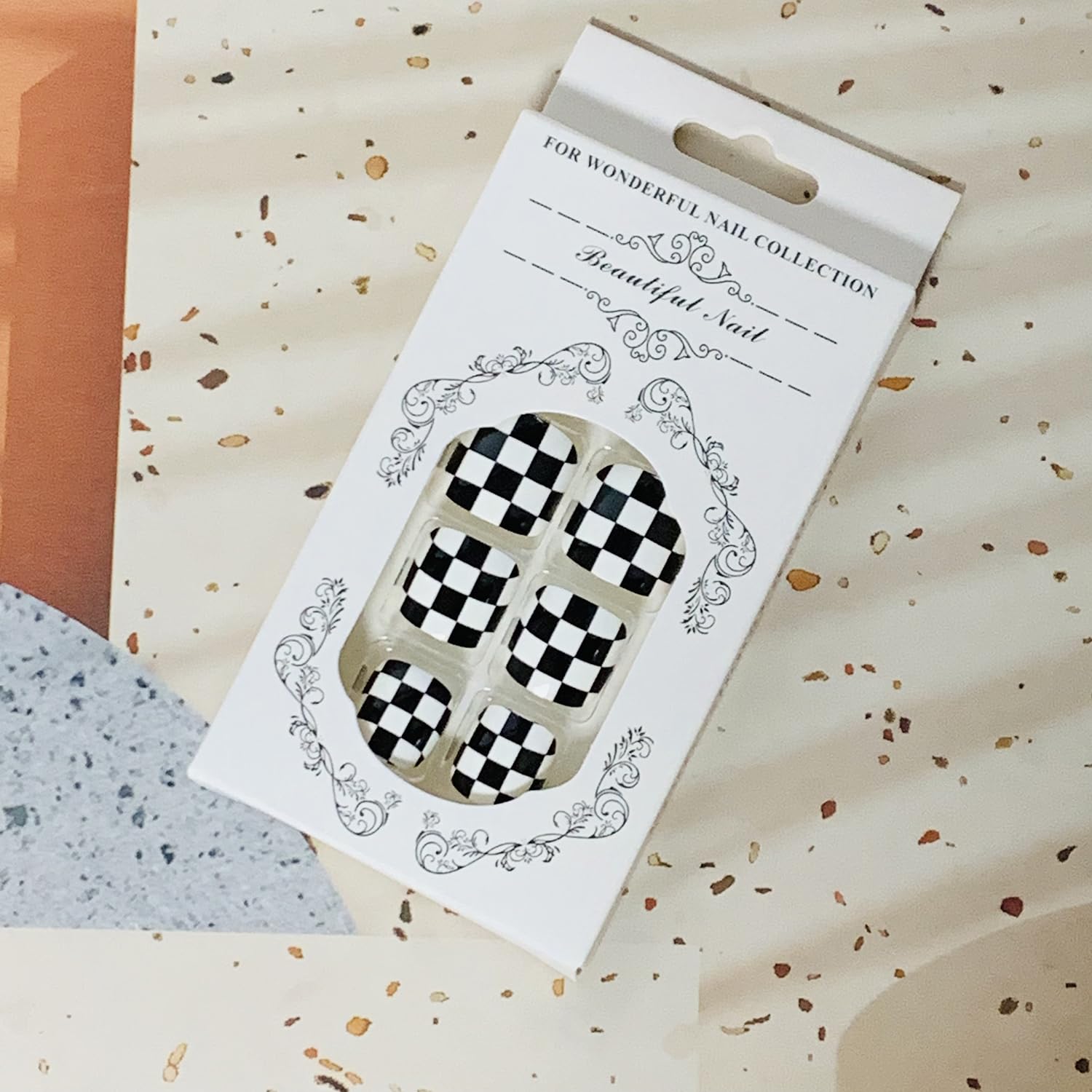 Vezocim Uñas postizas a presión con diseños de tablero de ajedrez blanco y negro, 24 uñas postizas blancas artificiales para los dedos, uñas
