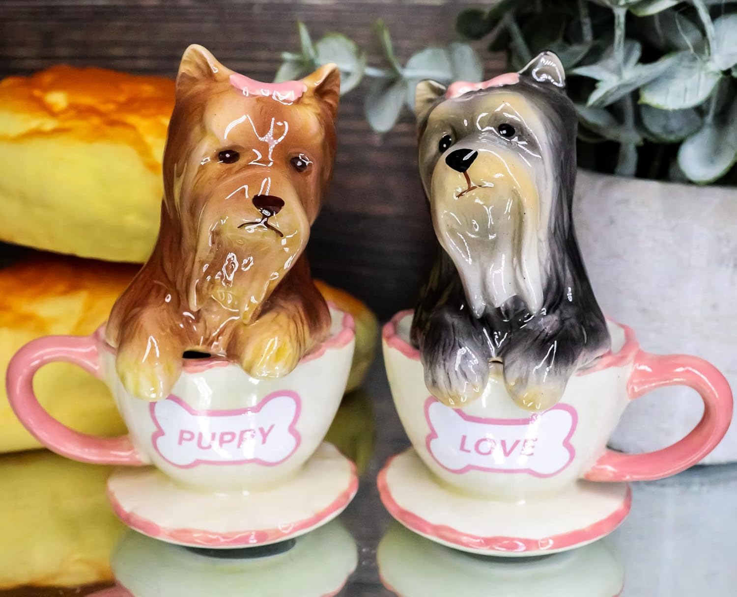 Ebros – Juego de salero y pimentero de cerámica de Yorkshire Terriers Yorkie de cerámica con tazas de té, juego de salero y pimentero, figuras de