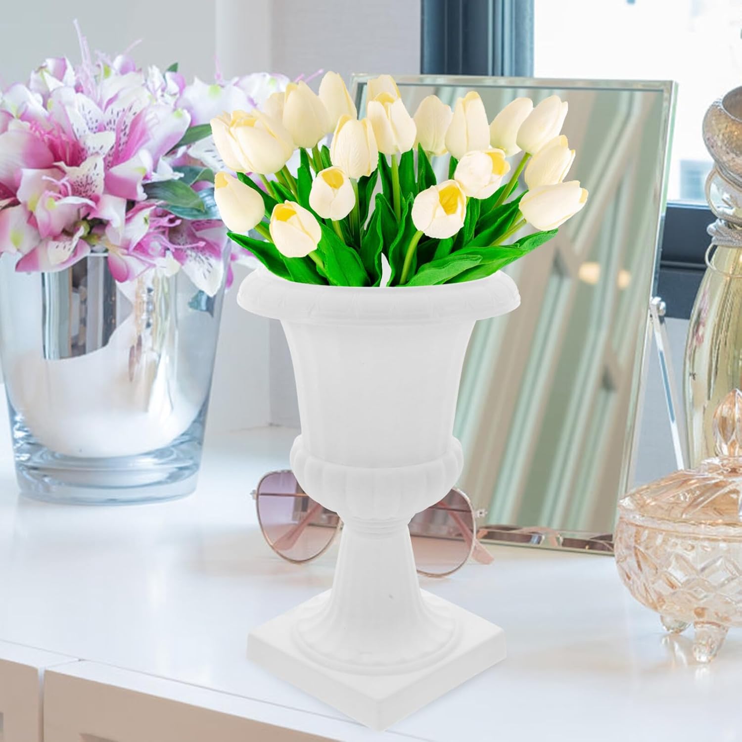 Yardwe 2 macetas de urna, maceta de plástico con pedestal blanco, contenedor de flores retro, maceta de boda para jardín, porche, balcón