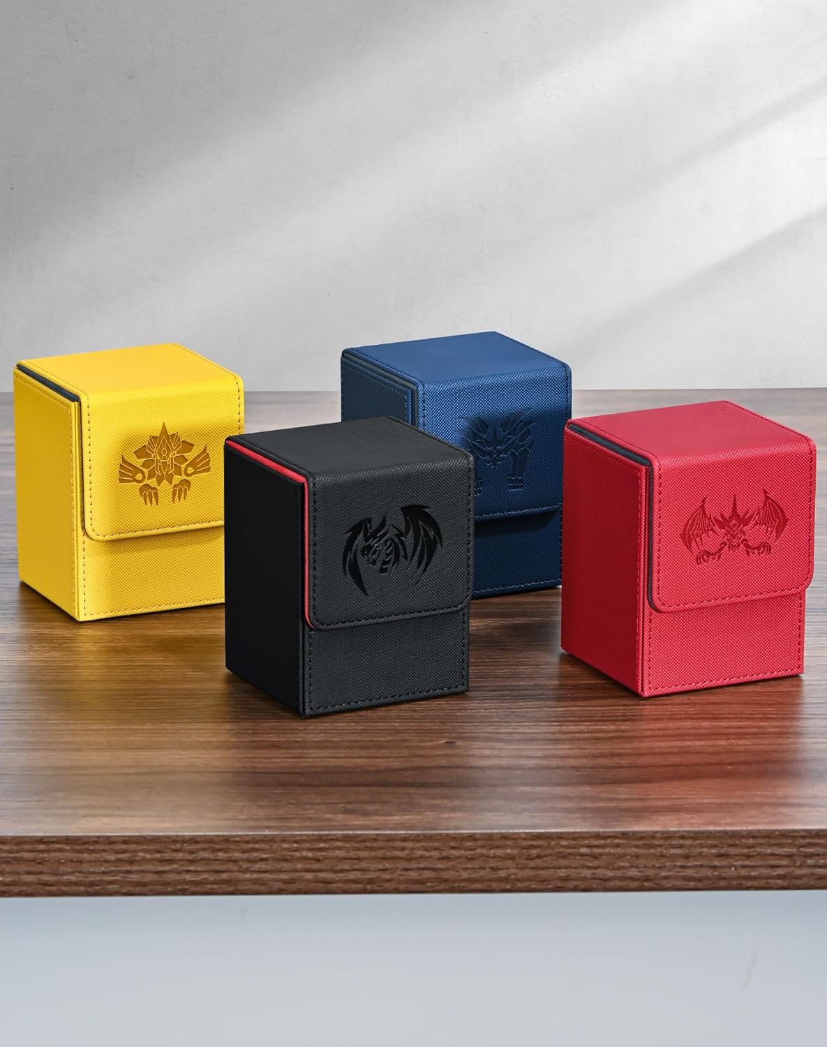 UAONO Caja de cartas para tarjetas Yugioh MTG, más de 100 fundas con 2 divisores para TCG CCG, caja de almacenamiento de tarjetas de piel sintética