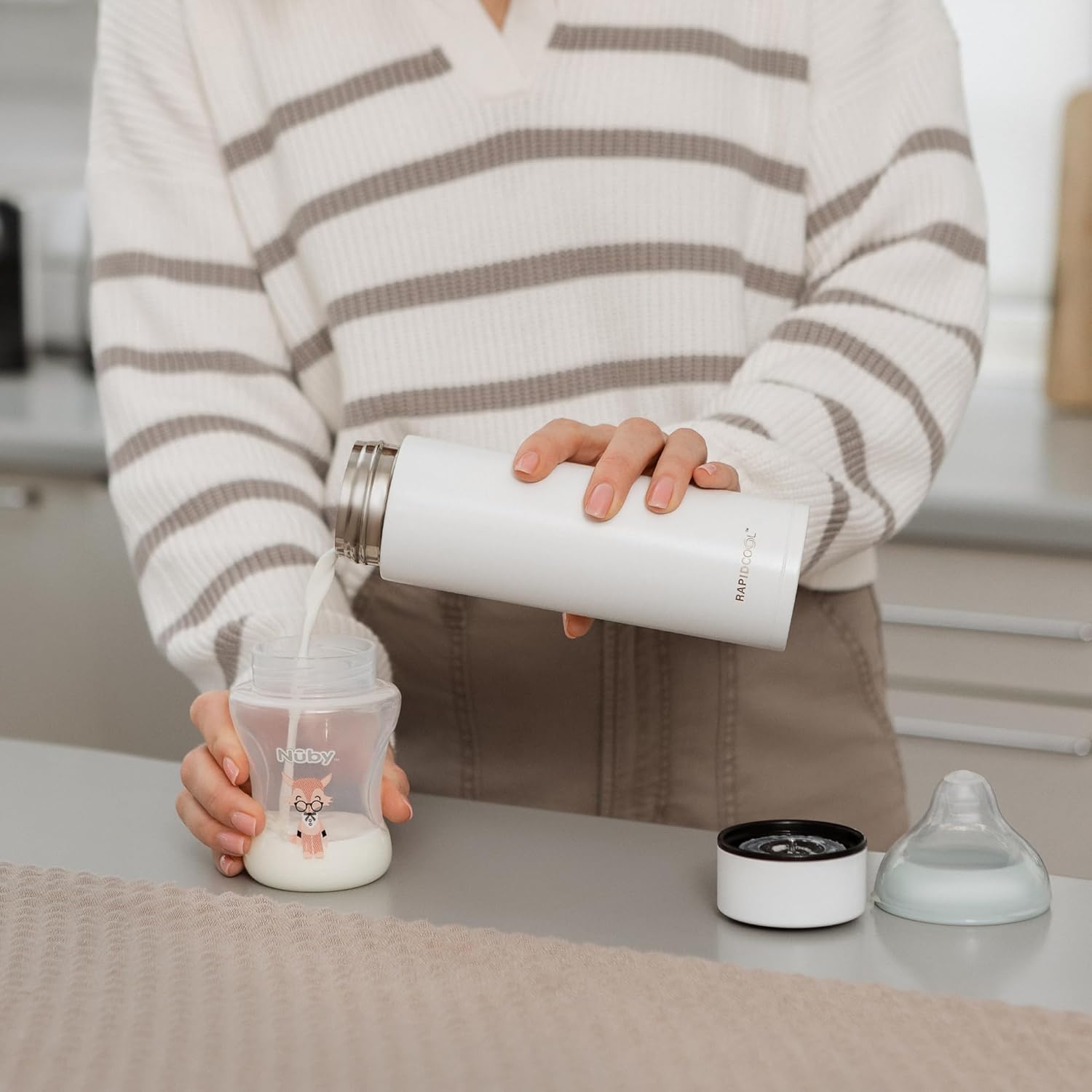 Nuby RapidCool – Fabricante portátil de biberones para bebés, sin BPA, incluye dispensador de leche en polvo y tapa digital, ideal para biberones de