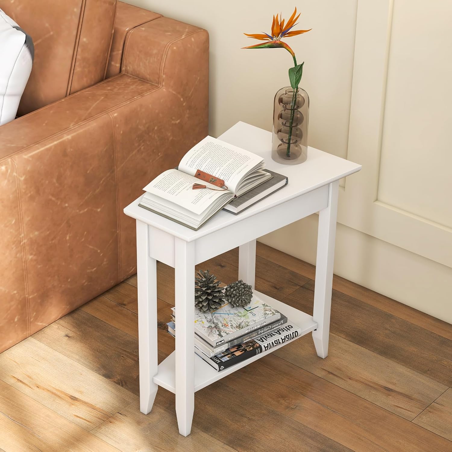 GOFLAME Mesa auxiliar de cuña de 2 niveles, mesa auxiliar triangular estrecha con estante de almacenamiento, patas de madera maciza, mesita de