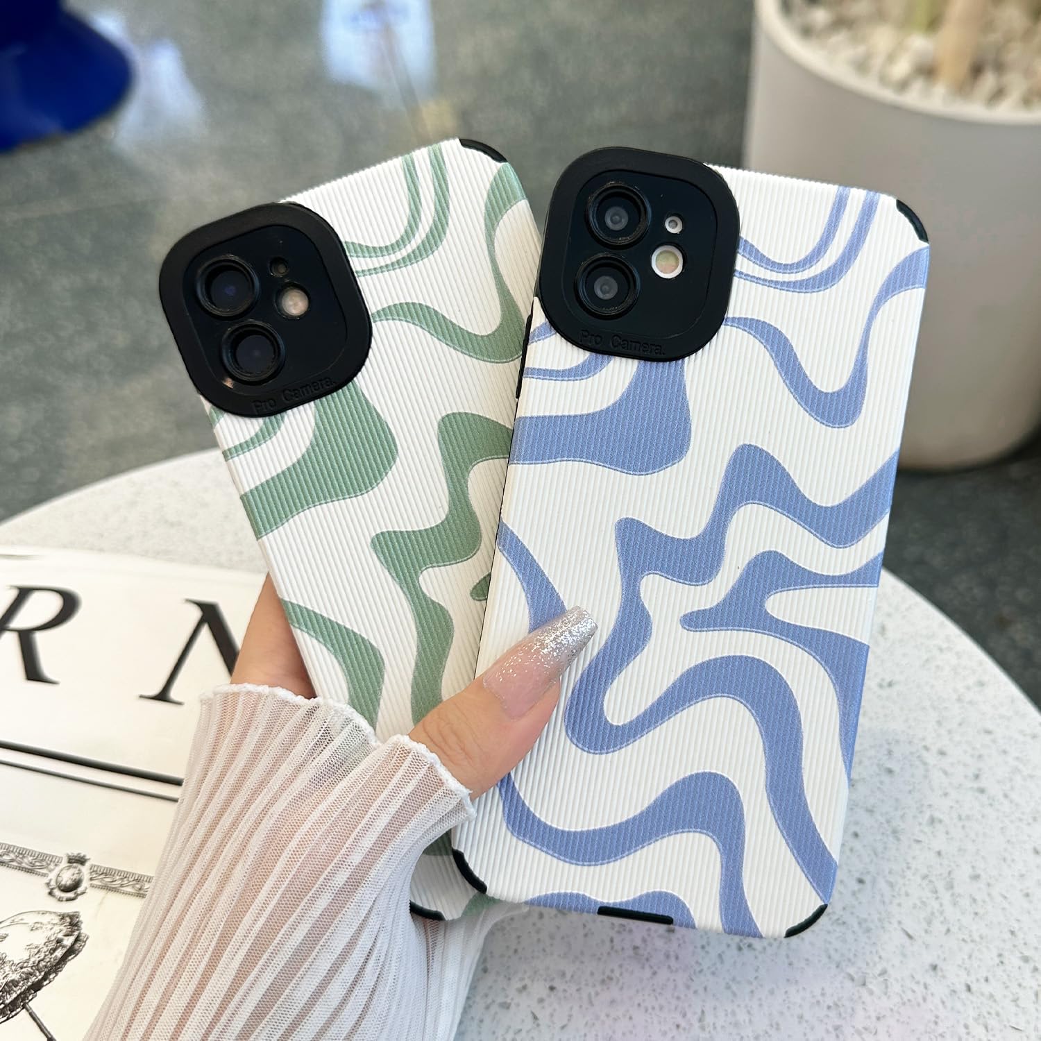 Sayoaho Funda diseñada para iPhone 11 Pro, piel sintética suave TPU y bonito arte ondulado pintado para mujeres y niñas, protector delgado a prueba