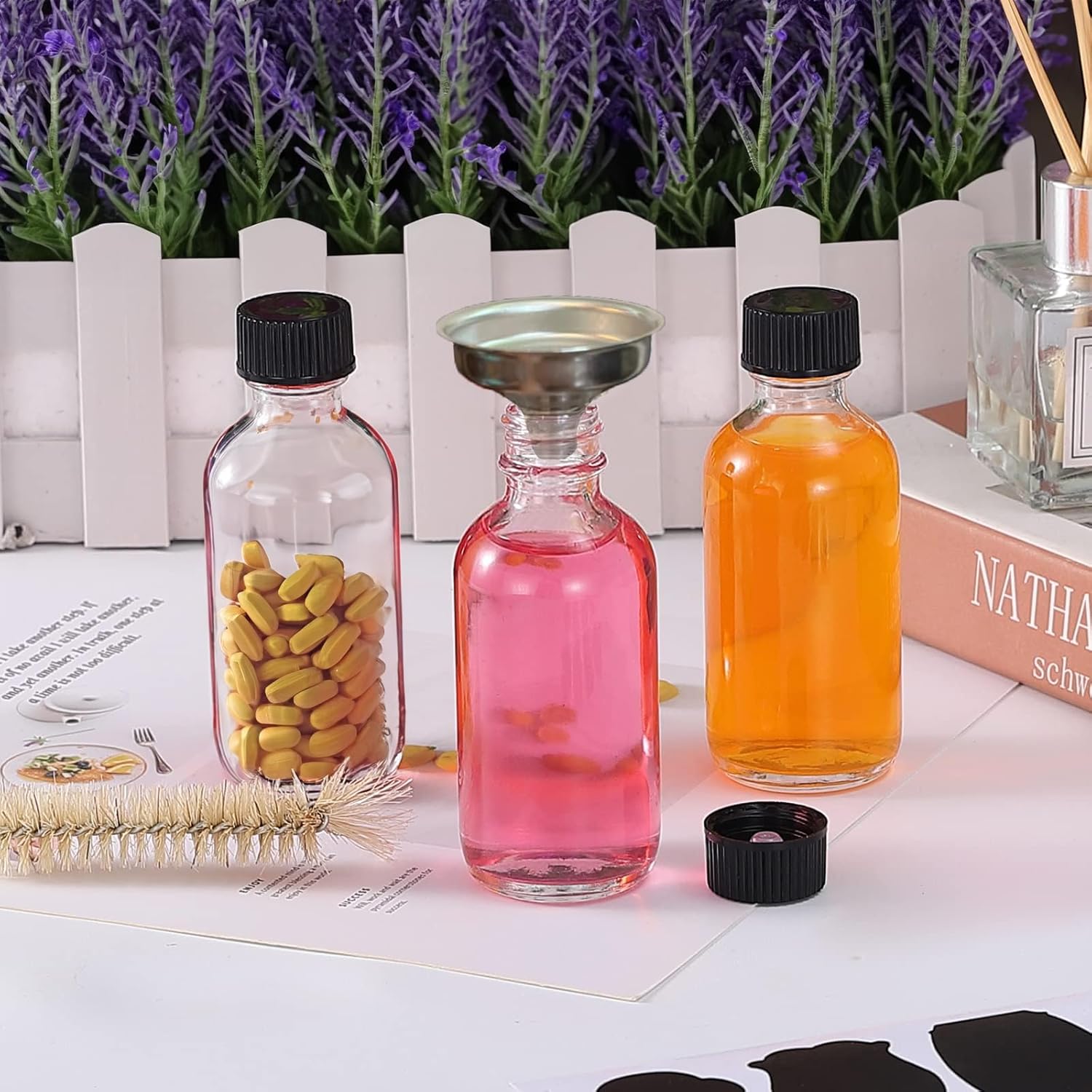 DIDITIME Paquete de 24 botellas pequeñas de vidrio transparente de 2 onzas con tapas y 4 embudos, botellas redondas Boston de muestra de 2.1 fl oz