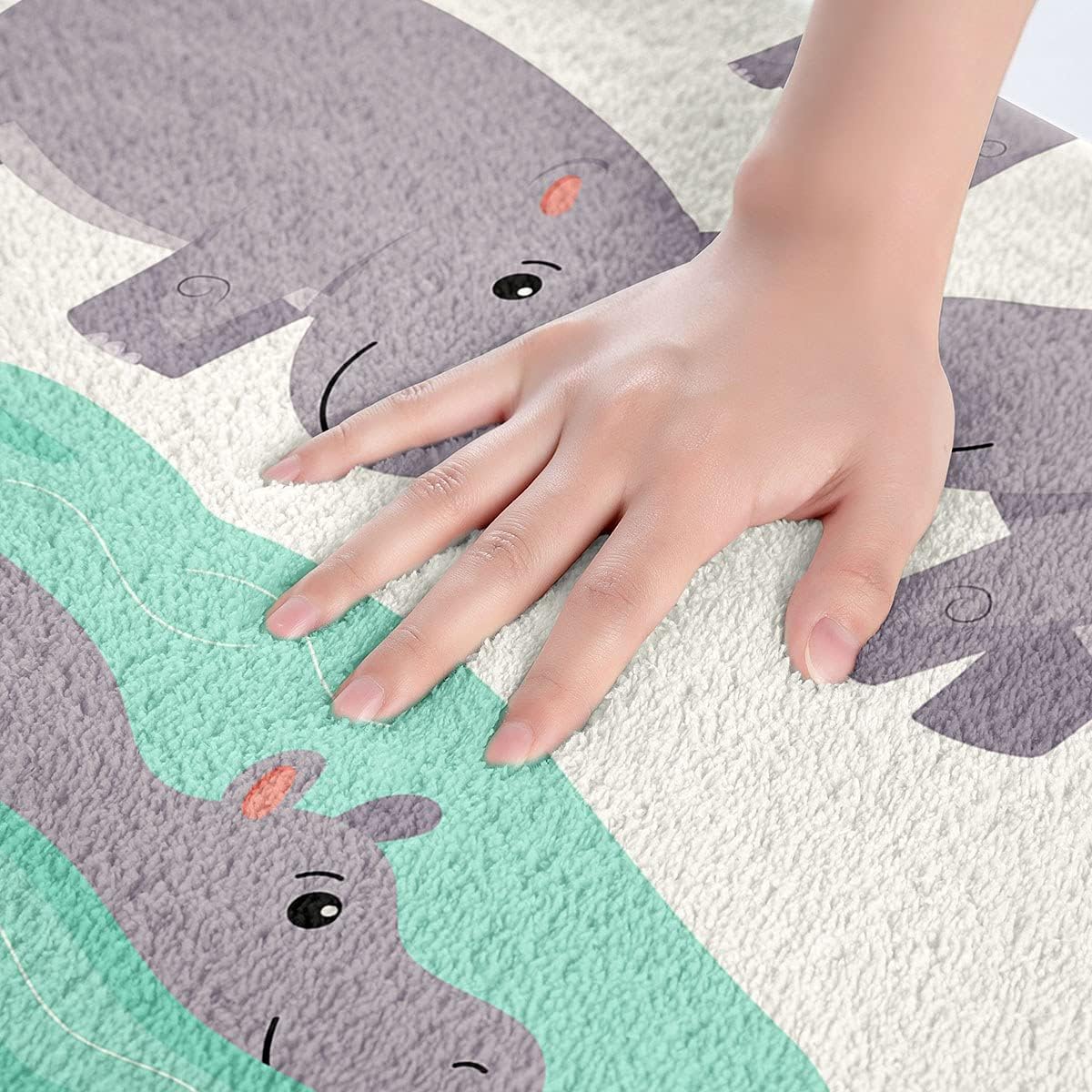 Alfombra de baño antideslizante, diseño de dibujos animados de hipopótamo, bonito patrón de estanque de animales salvajes, alfombra de baño de forro