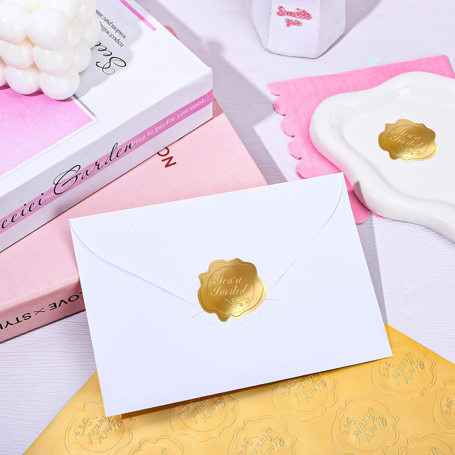 AnyDesign 500 unidades de sellos de papel de aluminio dorados en relieve con texto en inglés “You’re Invited”, calcomanías autoadhesivas para